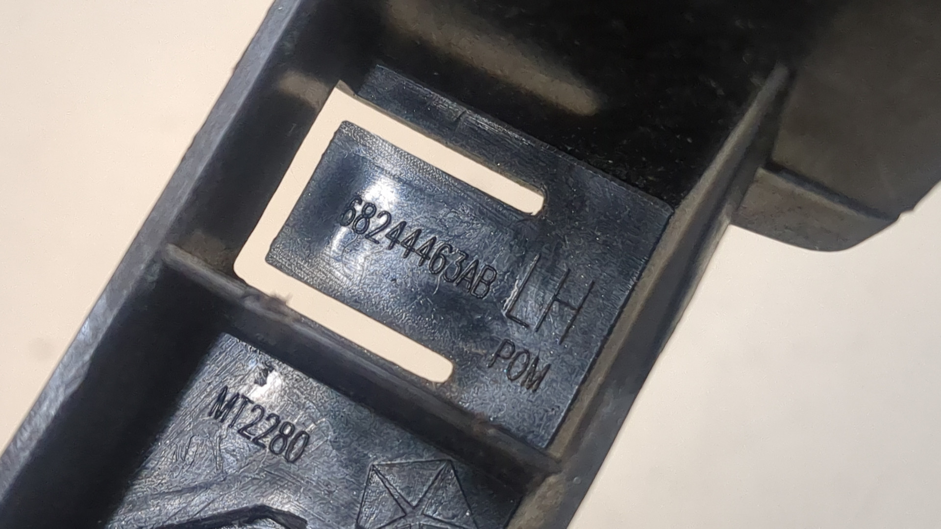 Кронштейн заднего бампера левый