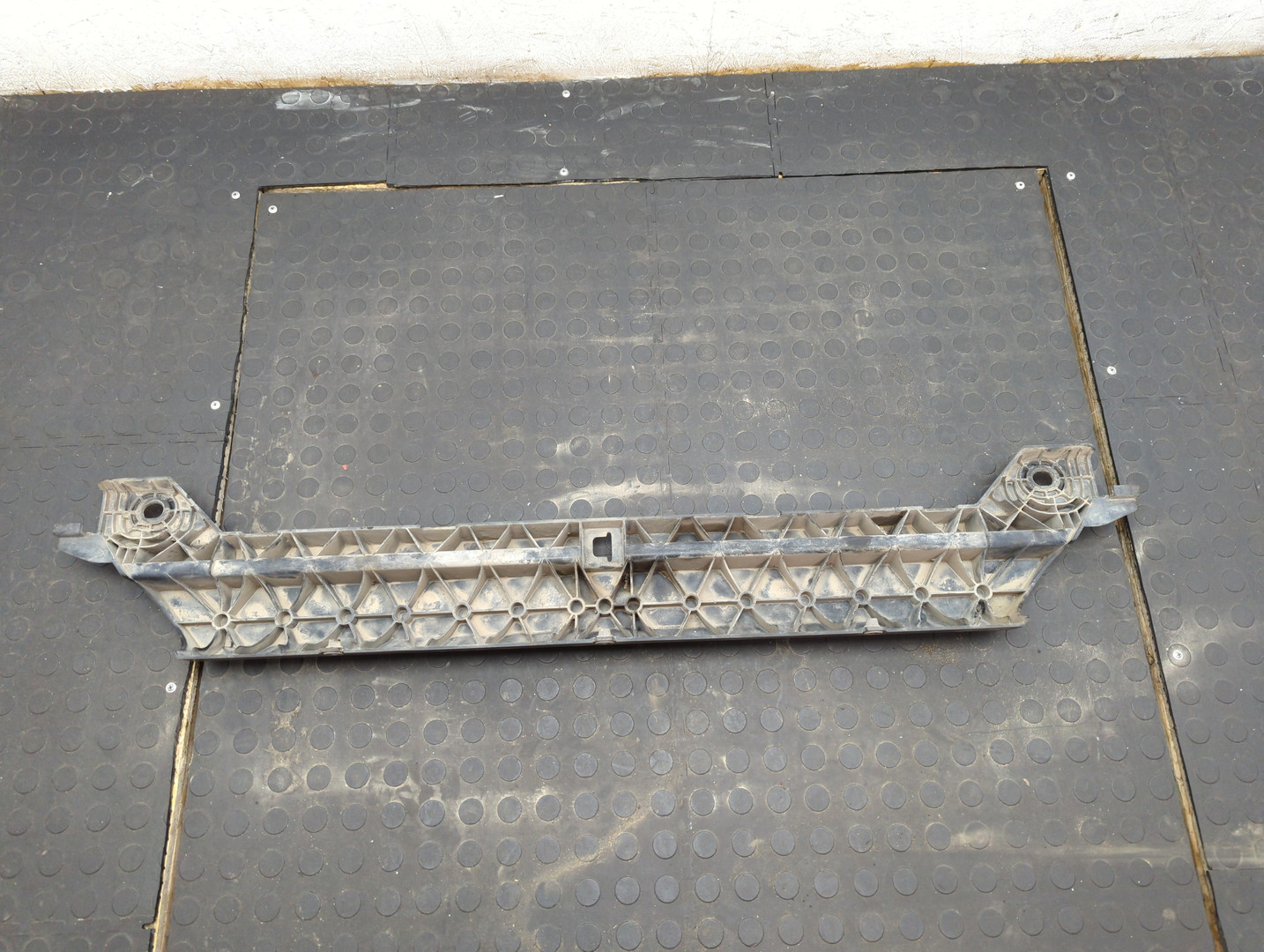 Кронштейн переднего бампера