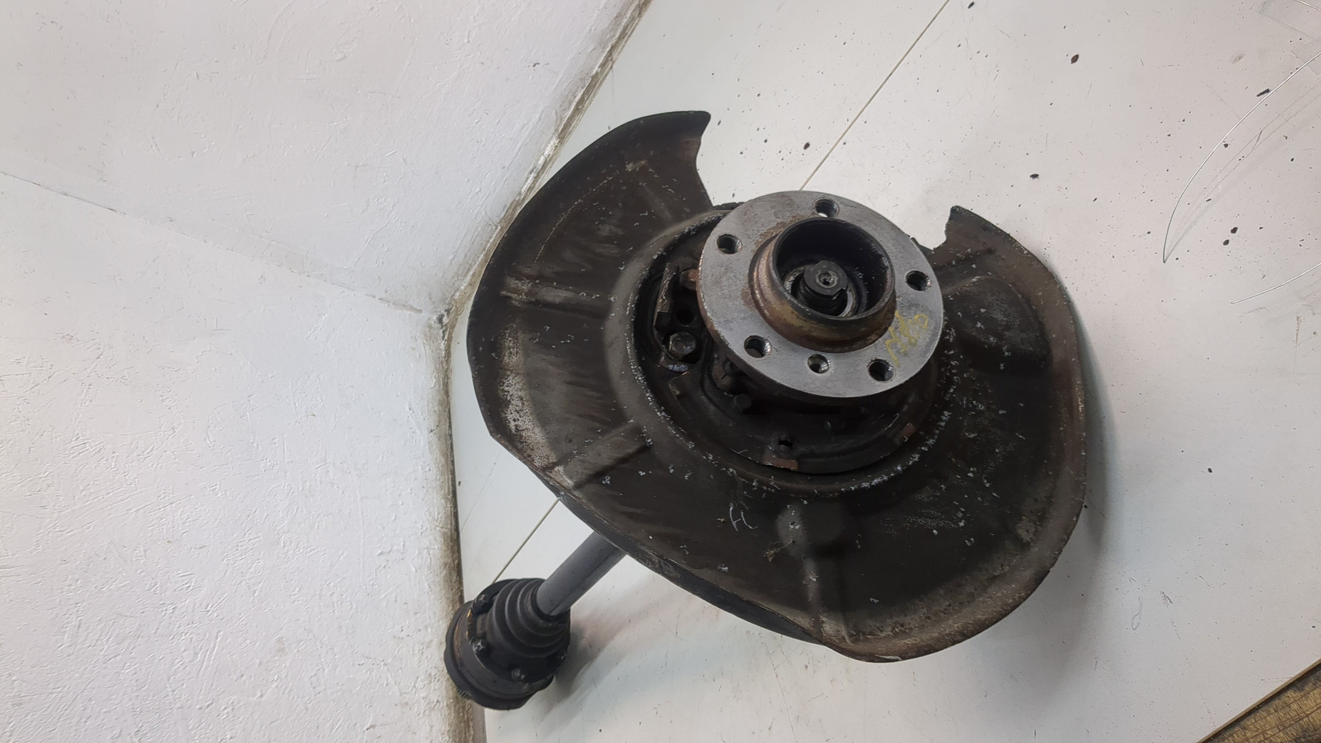 Кулак поворотный задний левый