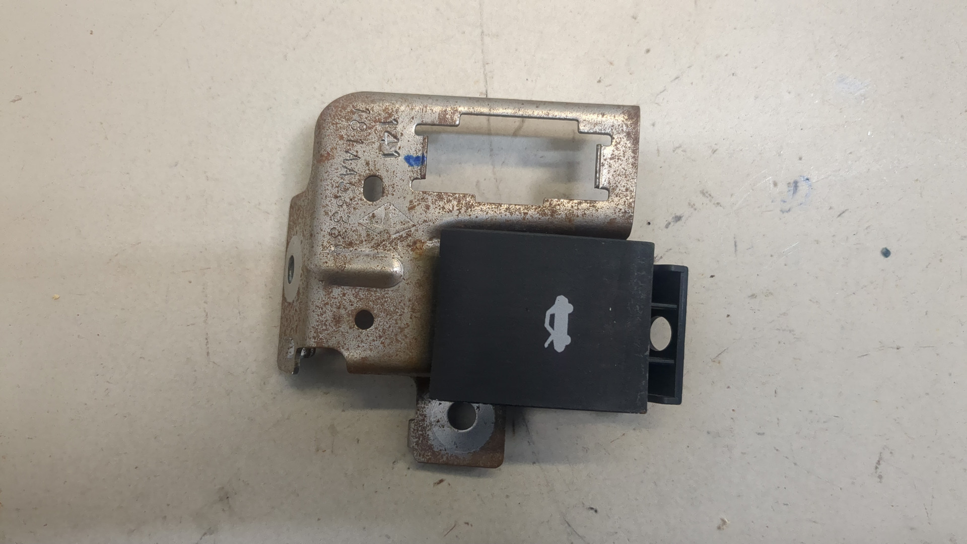 Ручка открывания капота