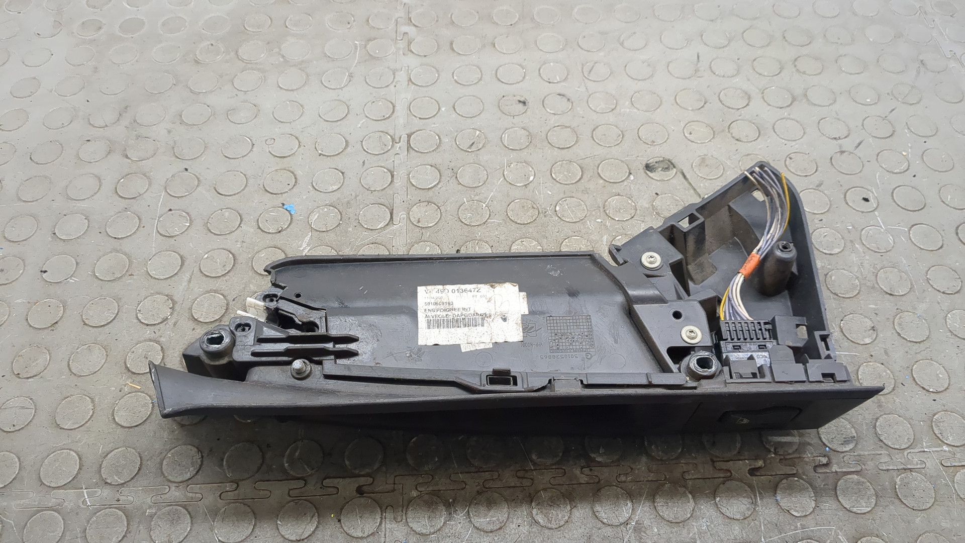 Ручка двери передней внутренняя левая