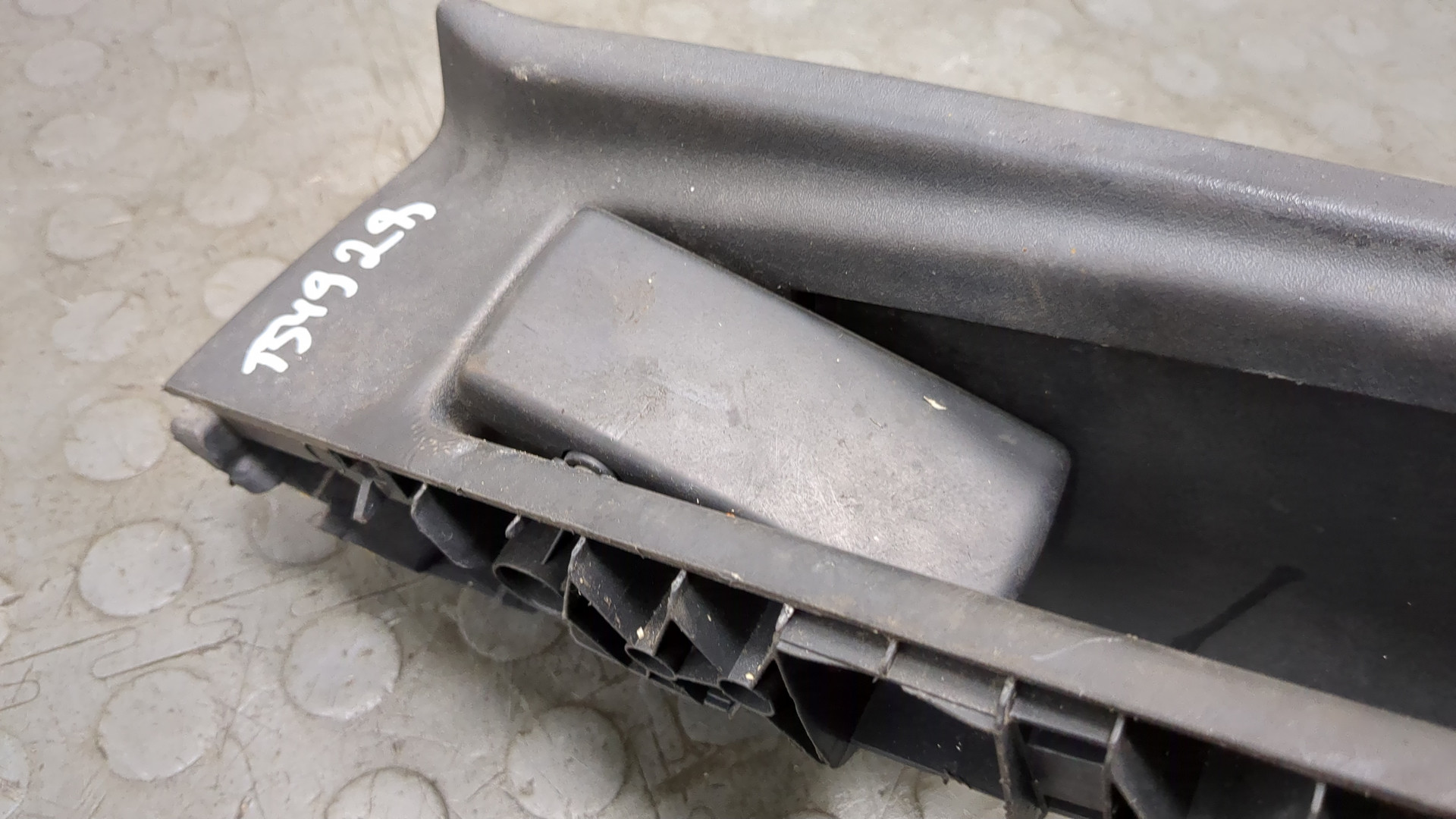 Ручка двери передней внутренняя левая