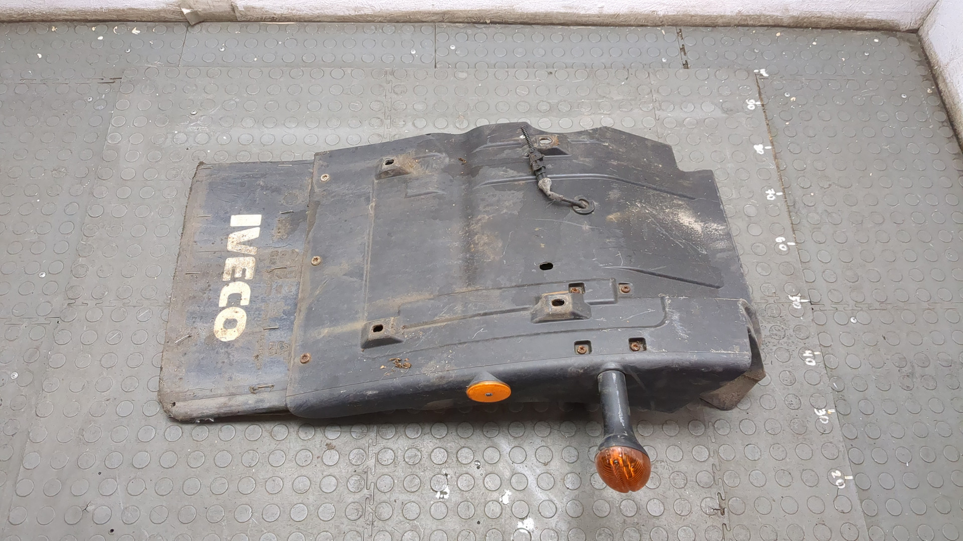 Крыло переднее правое