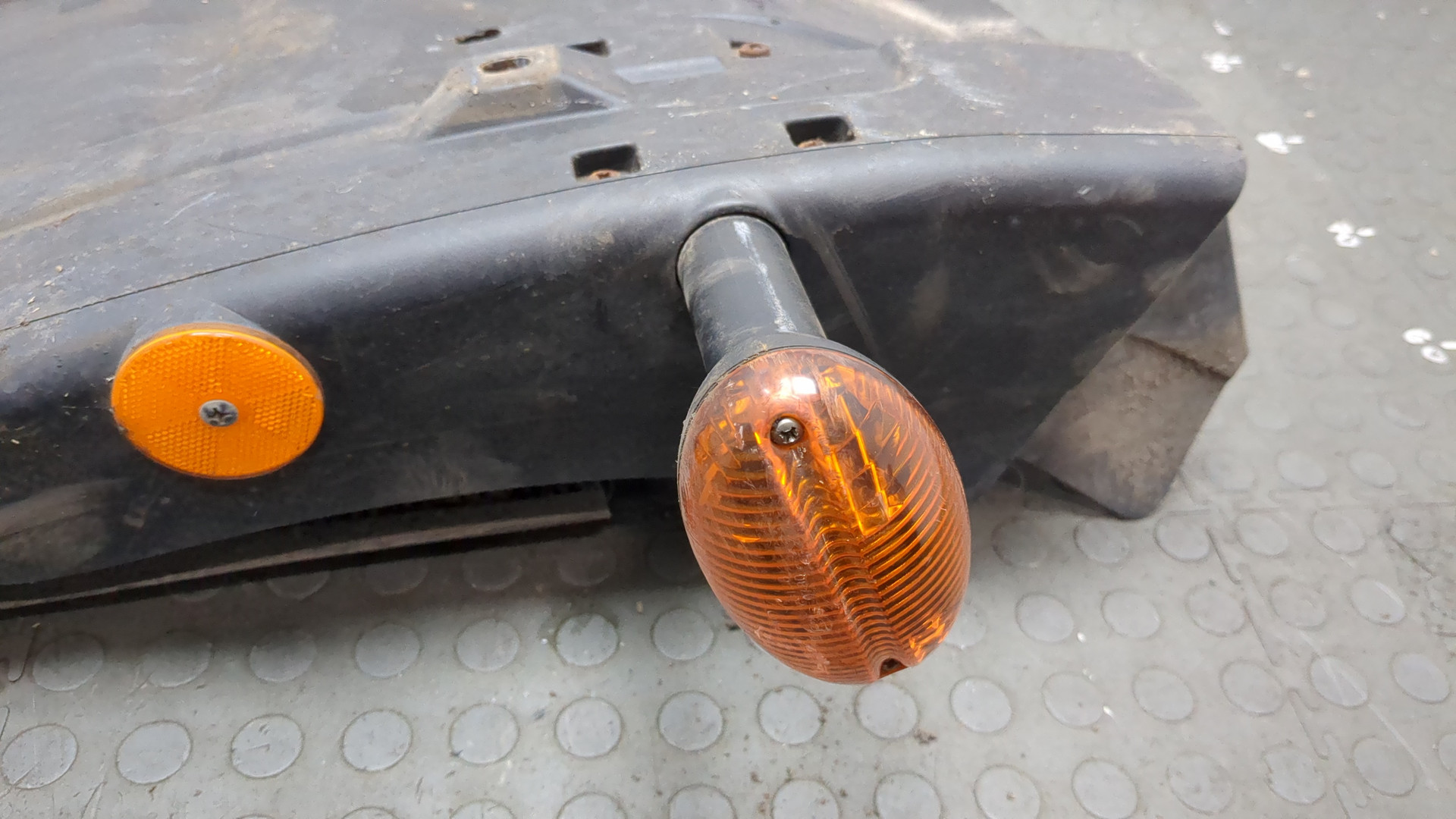 Крыло переднее правое