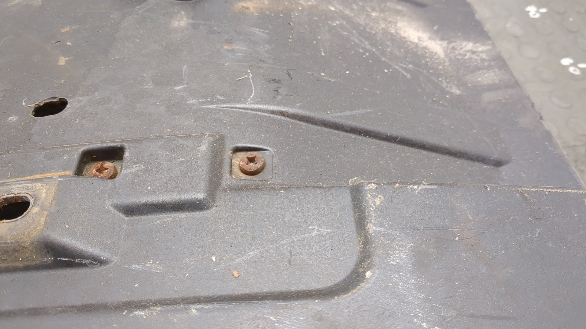 Крыло переднее правое