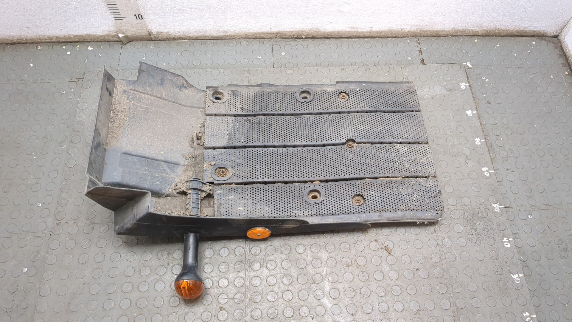 Крыло переднее правое