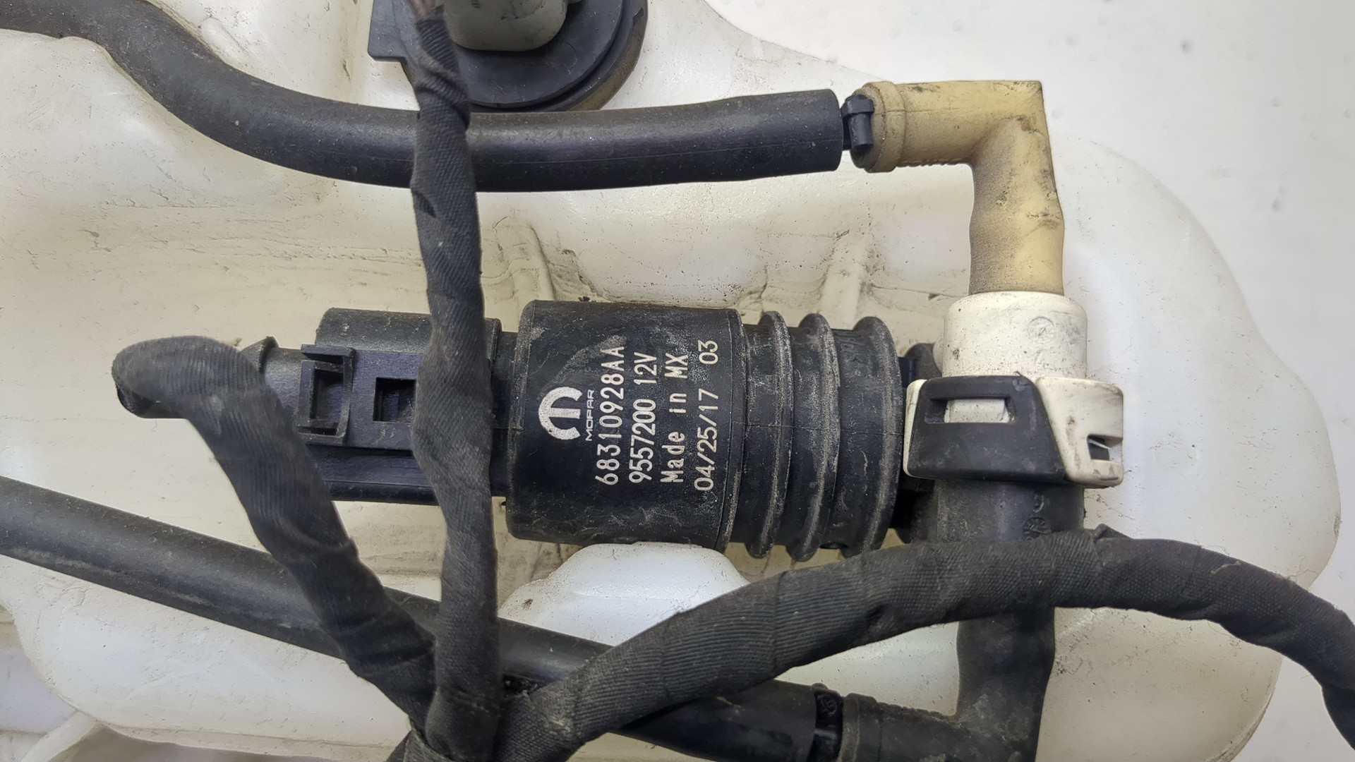 Бачок омывателя лобового стекла