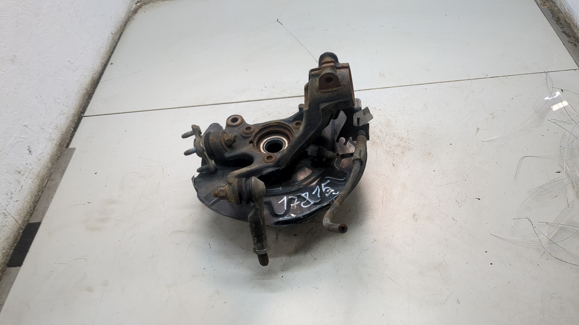 Кулак поворотный передний правый