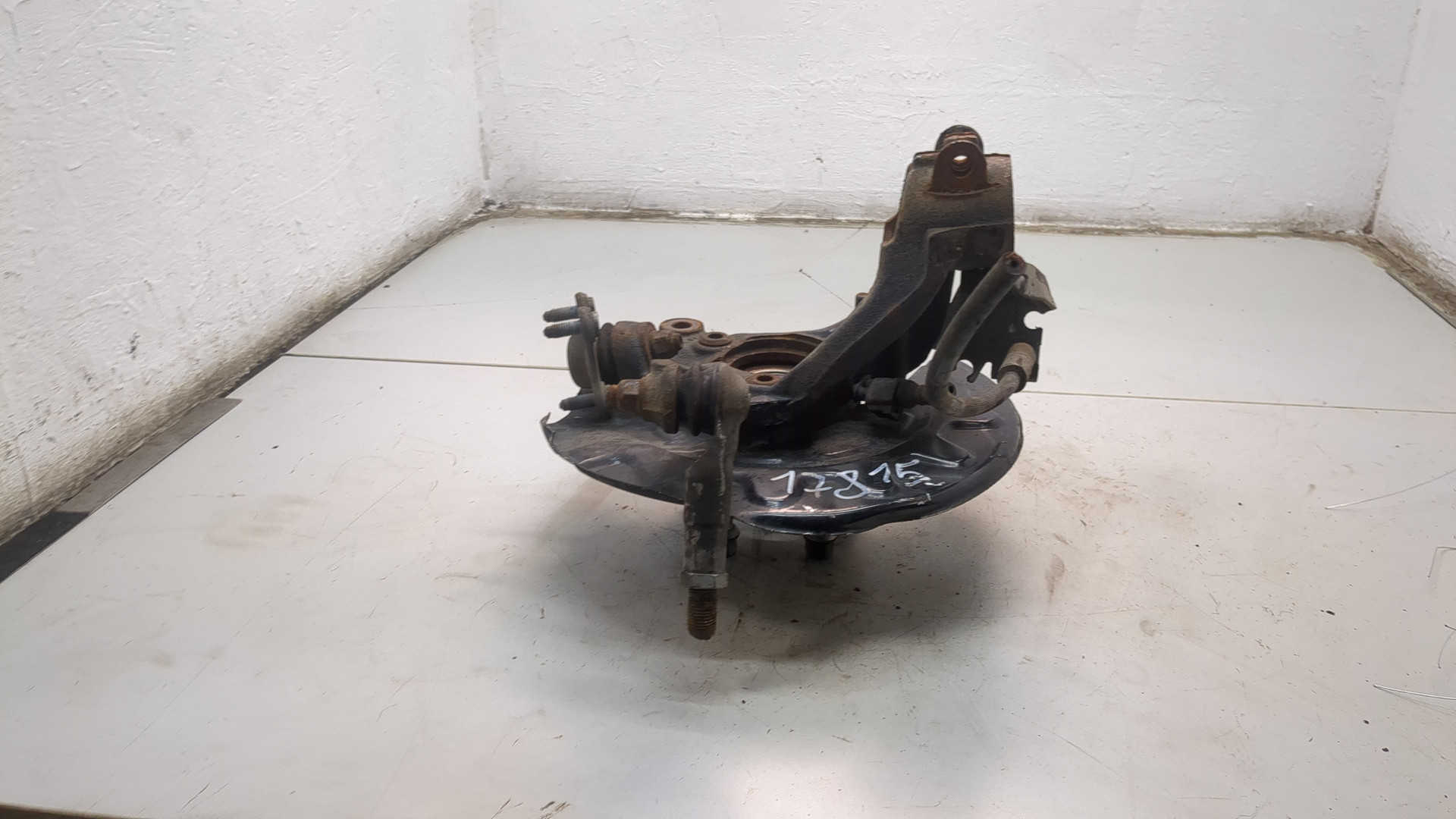 Кулак поворотный передний правый