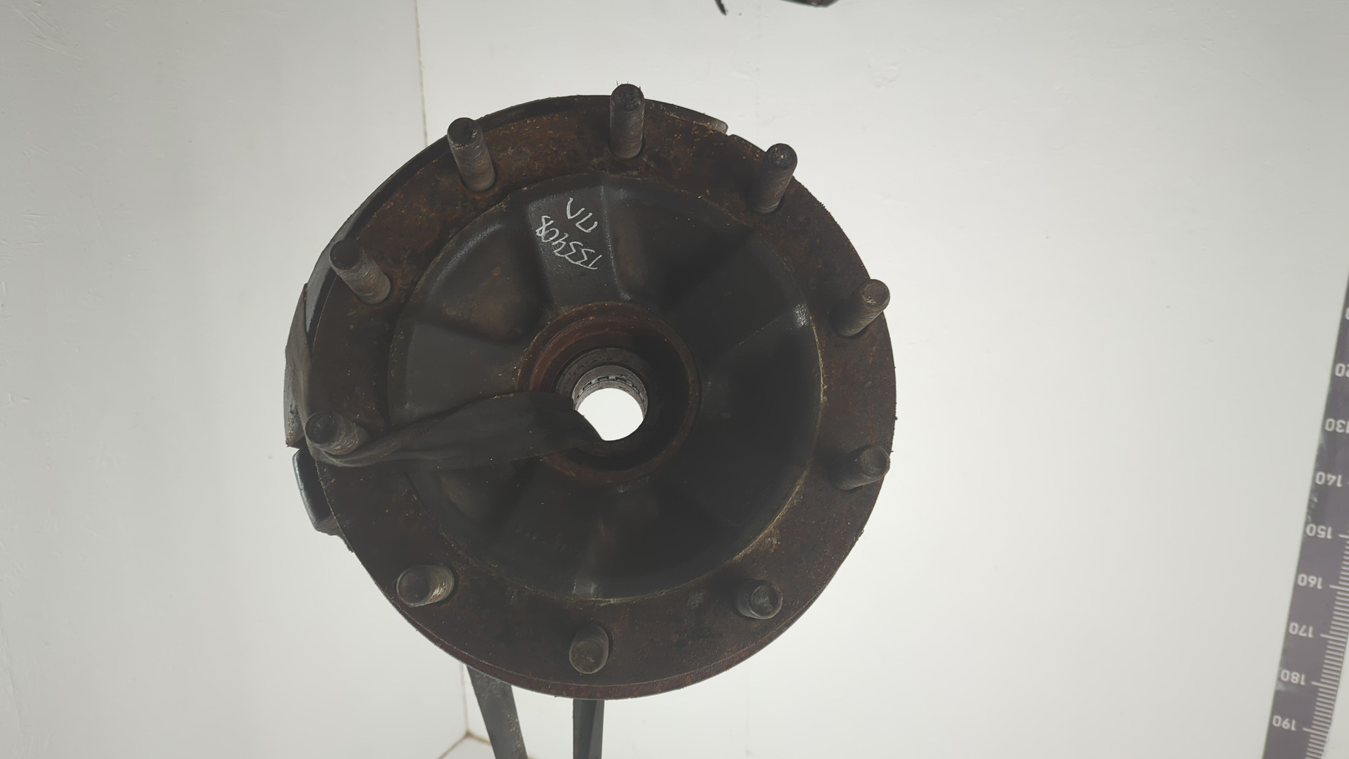 Кулак поворотный передний левый