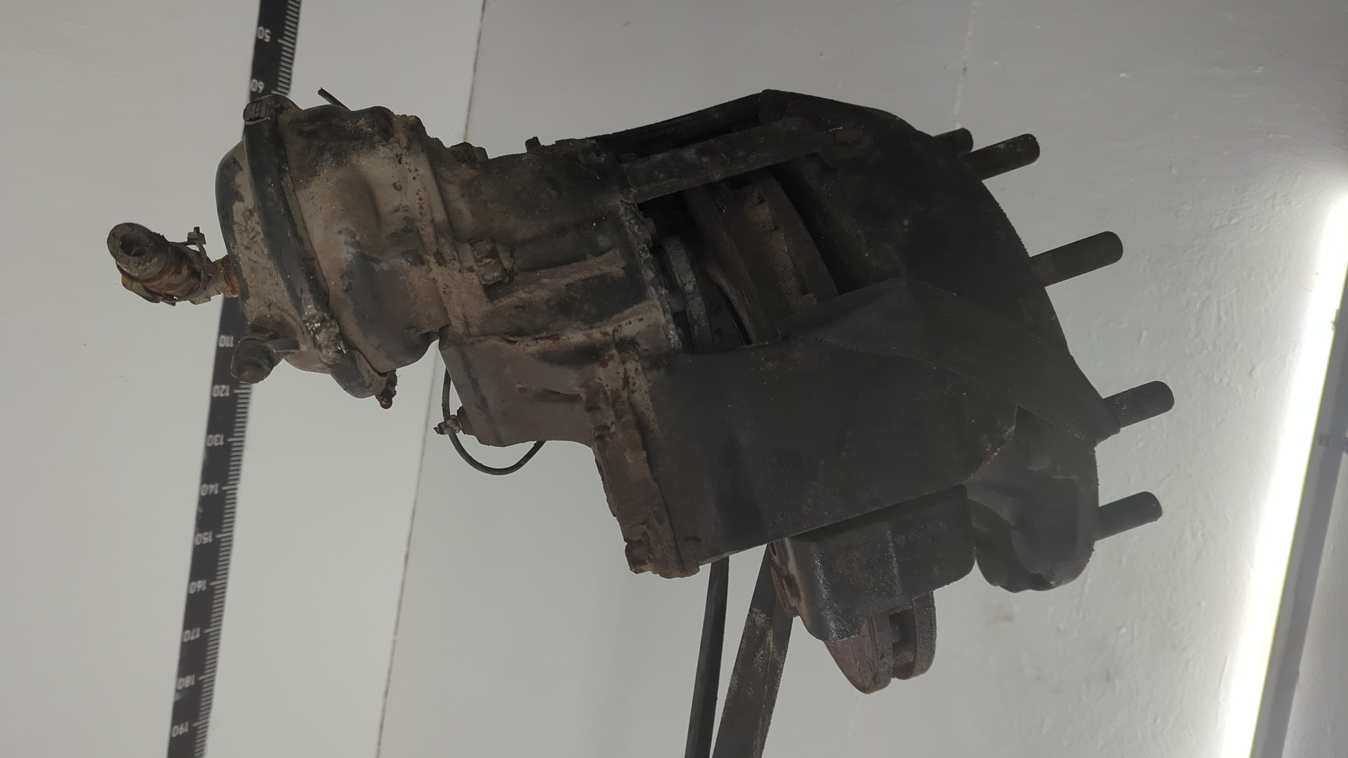 Кулак поворотный передний левый