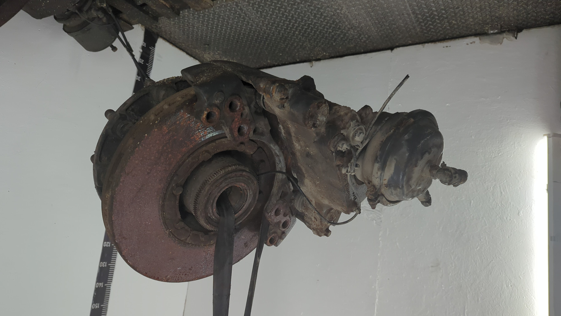 Кулак поворотный передний левый