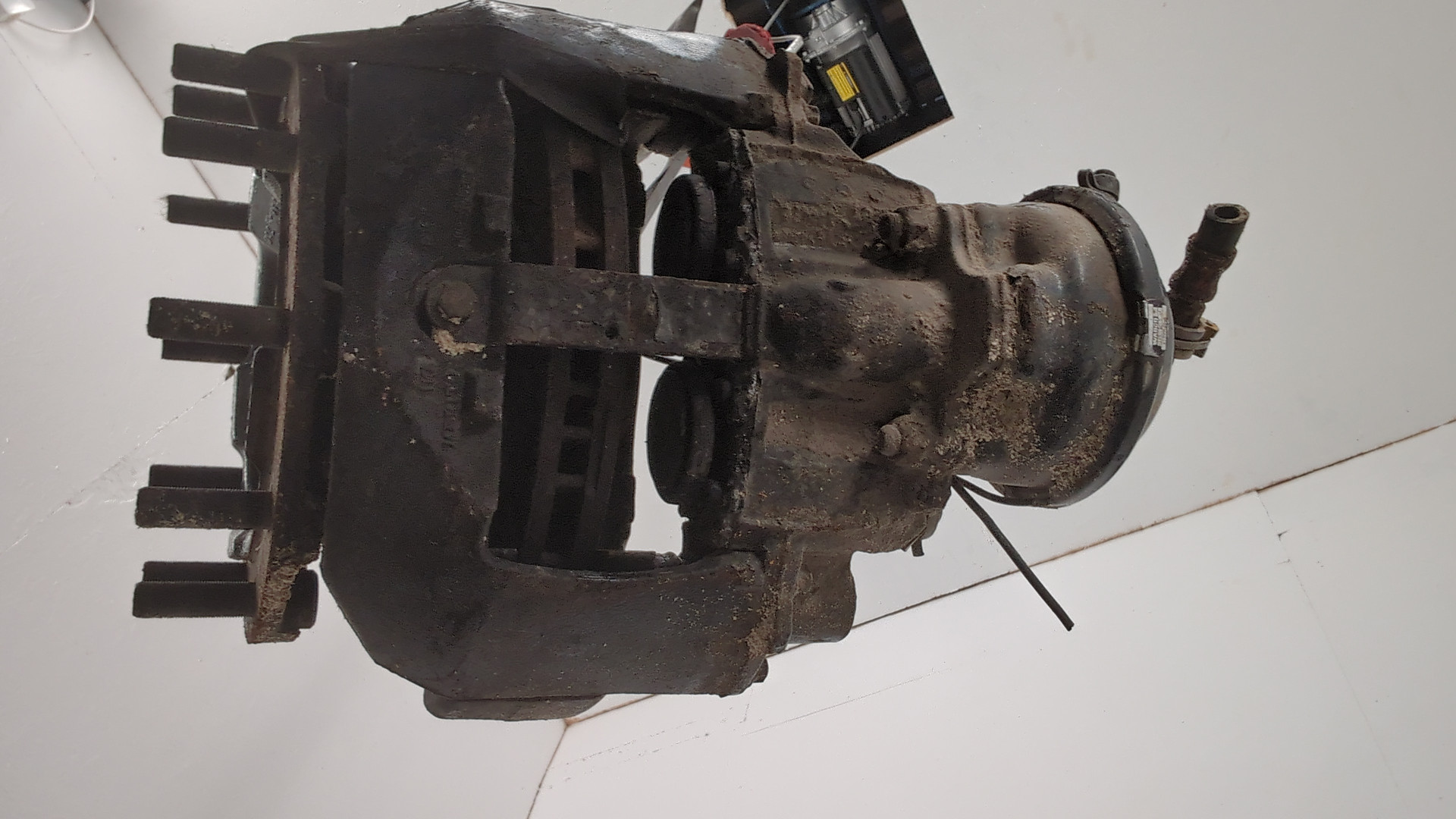 Кулак поворотный передний левый