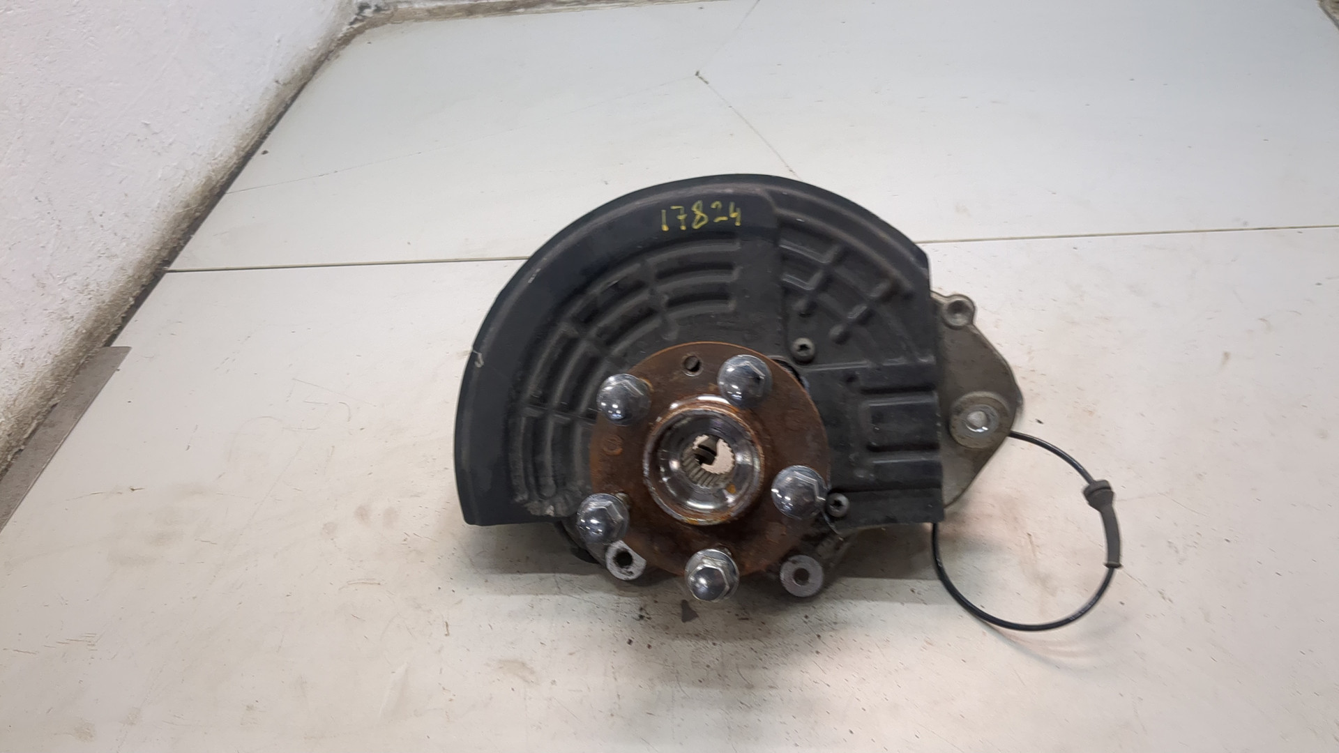 Кулак поворотный задний левый