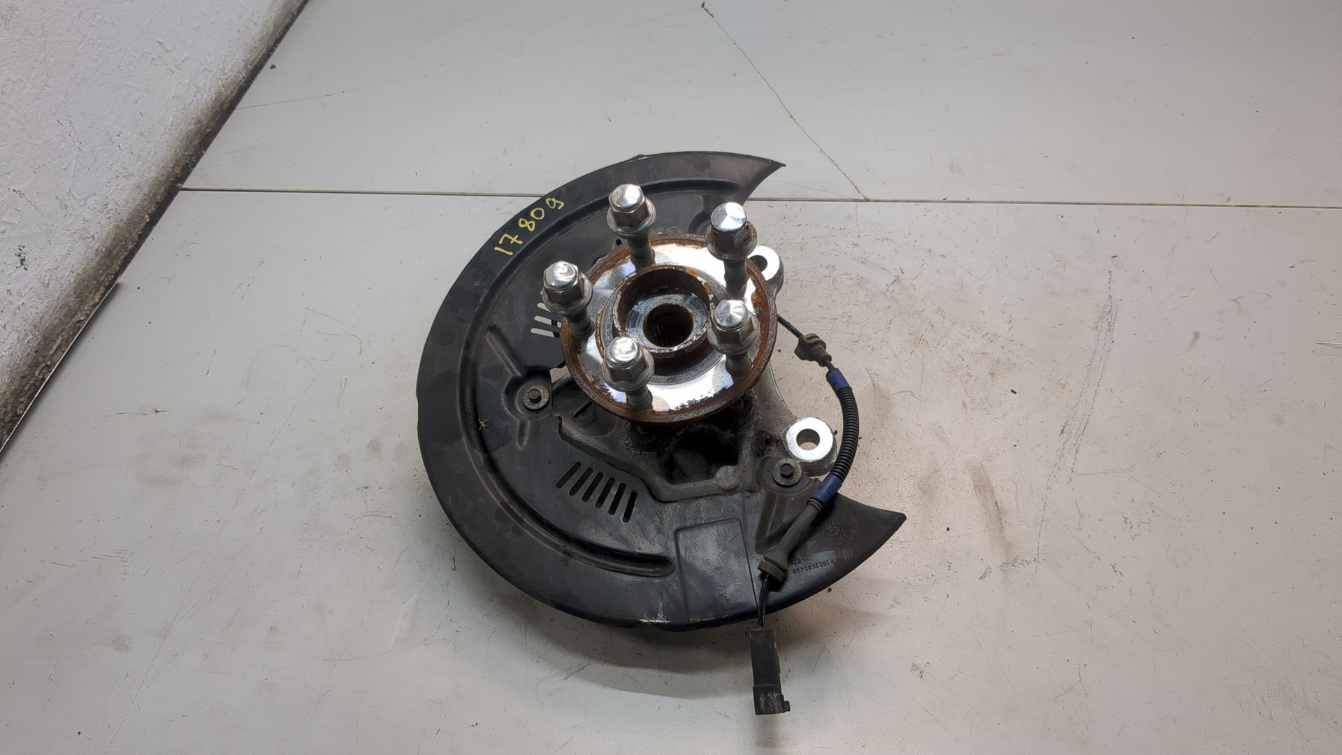 Кулак поворотный передний правый