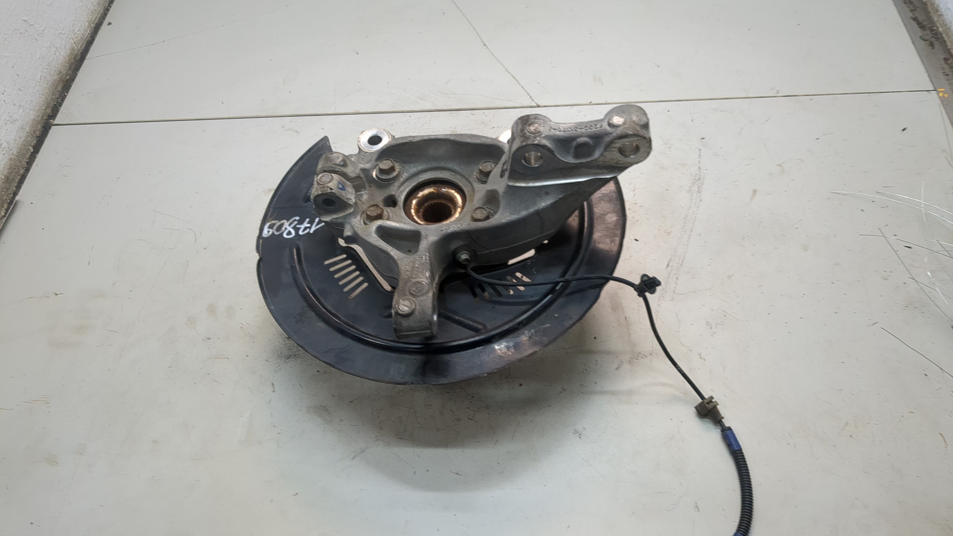 Кулак поворотный передний правый