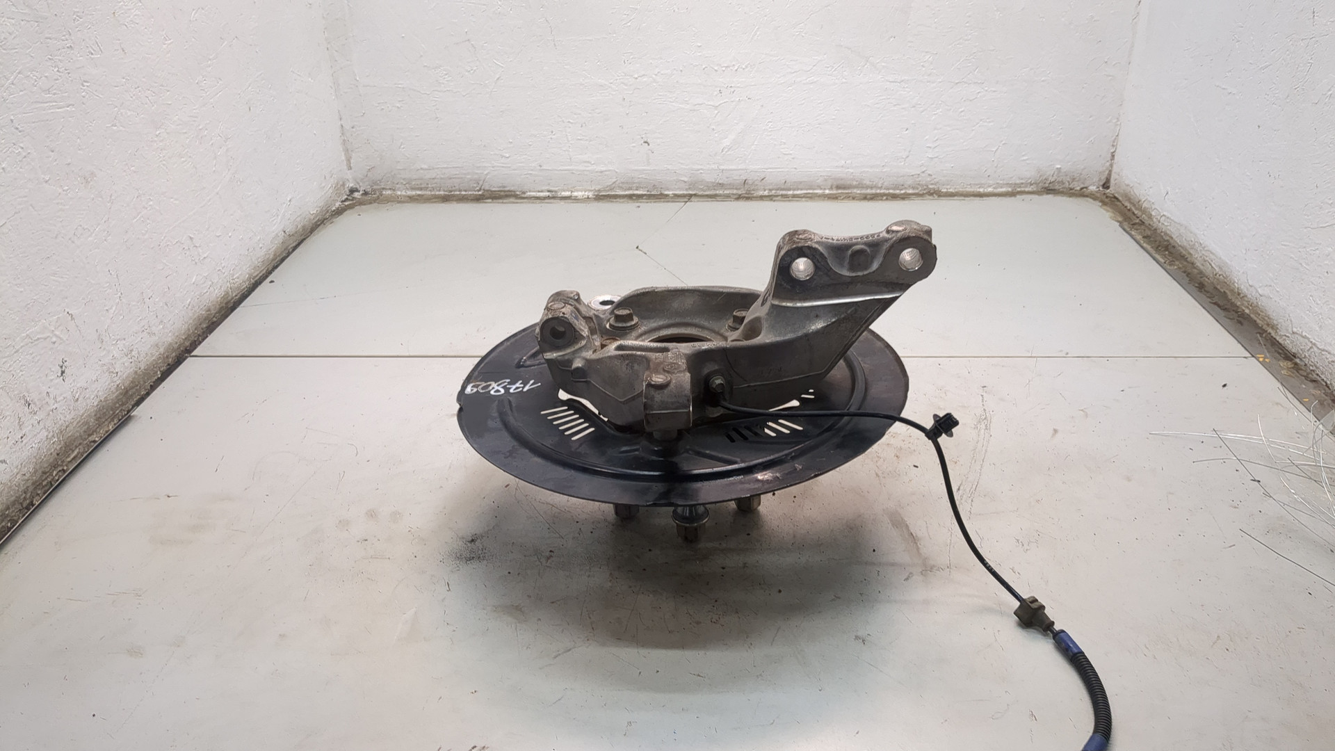 Кулак поворотный передний правый