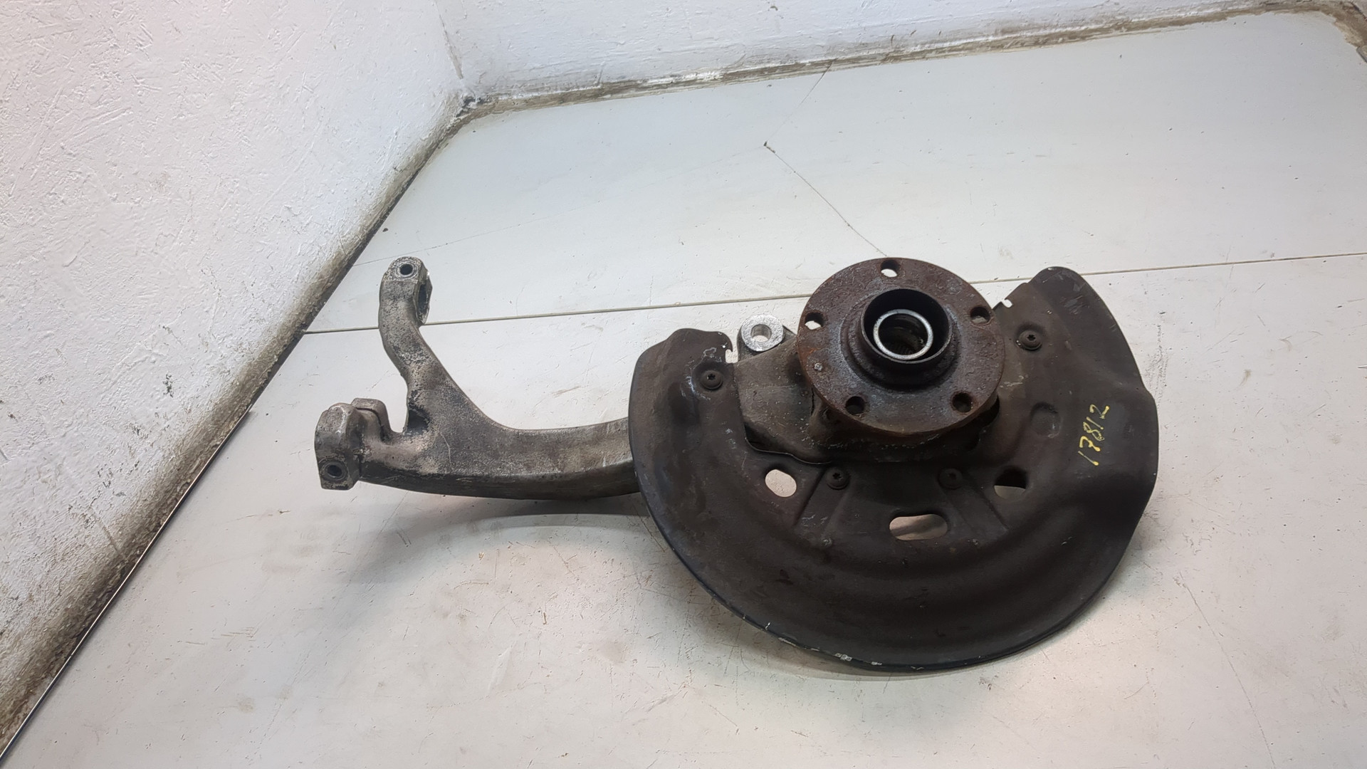 Кулак поворотный передний левый