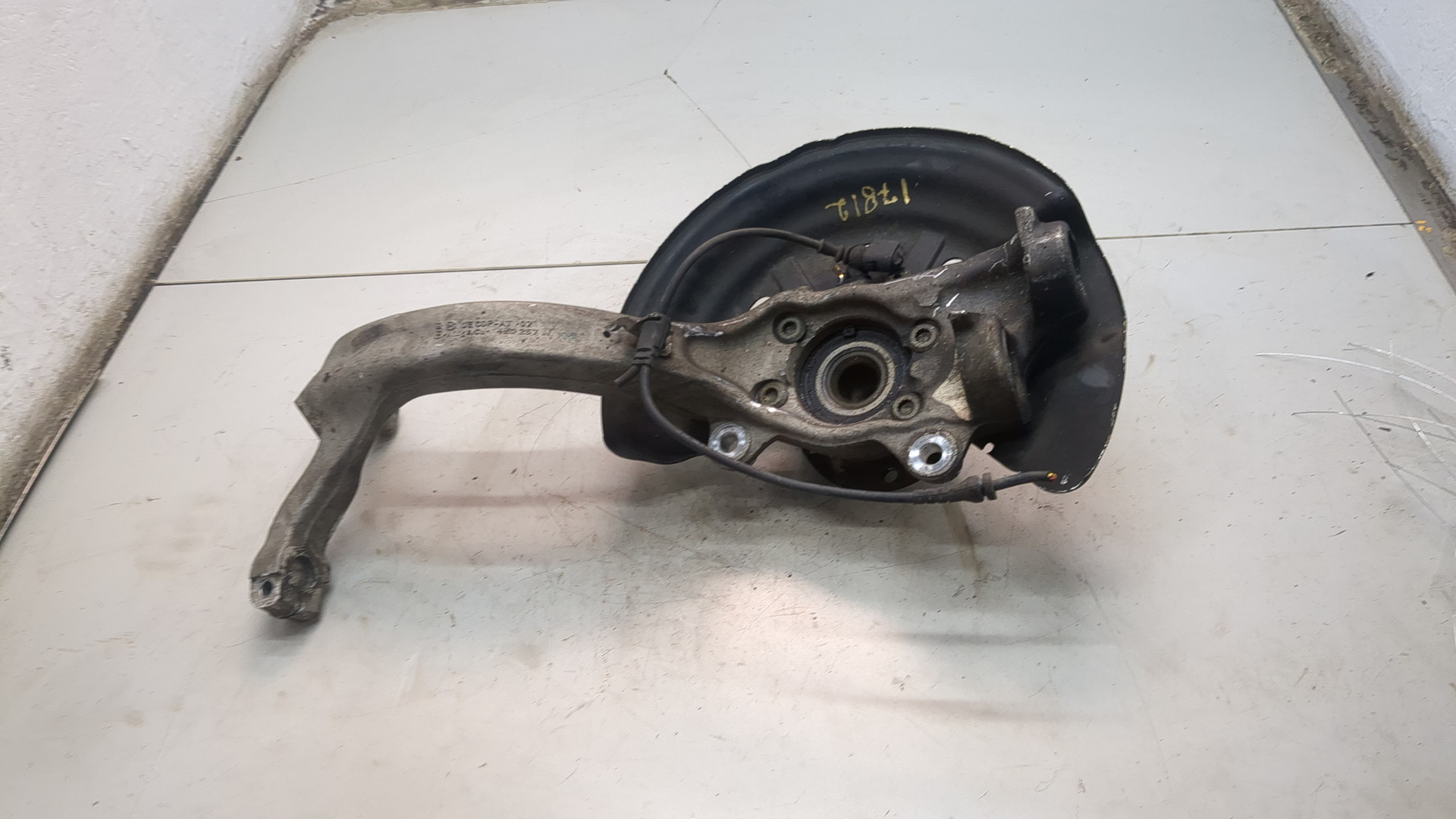 Кулак поворотный передний левый