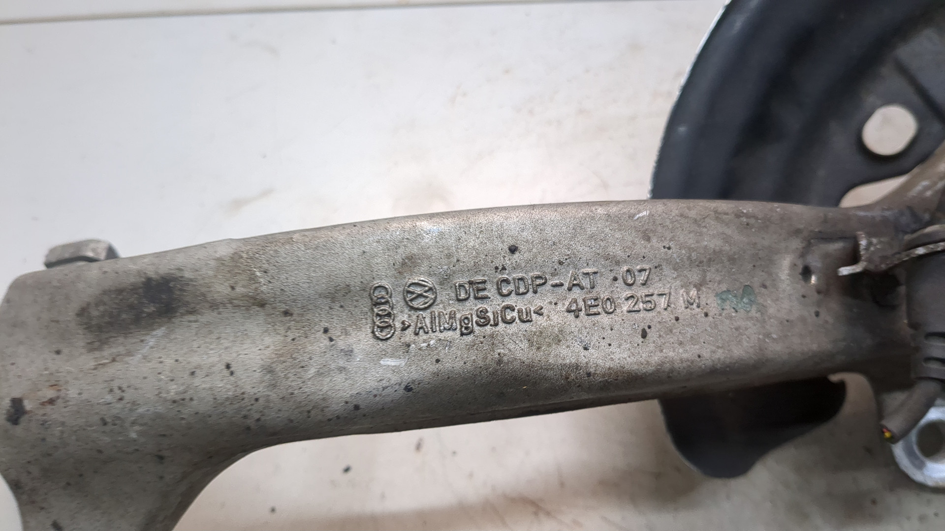 Кулак поворотный передний левый