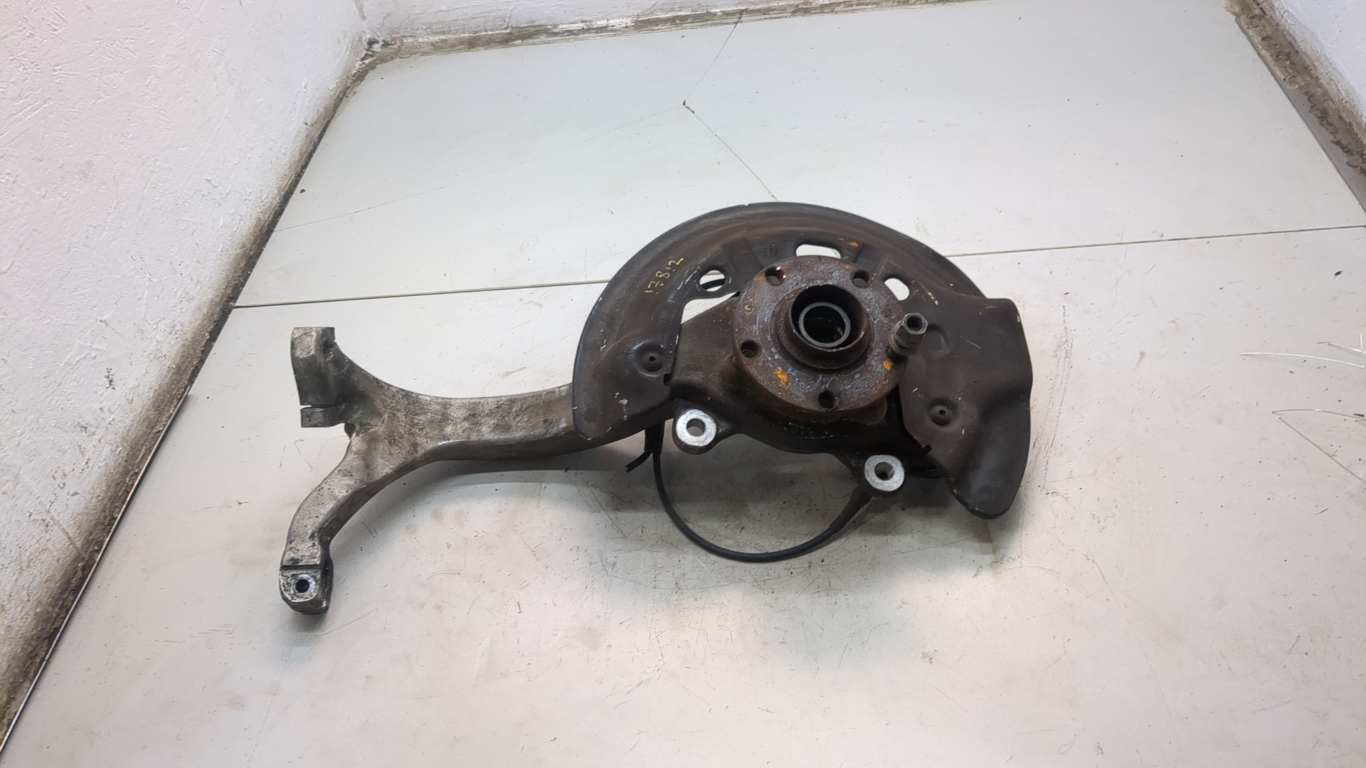 Кулак поворотный передний правый