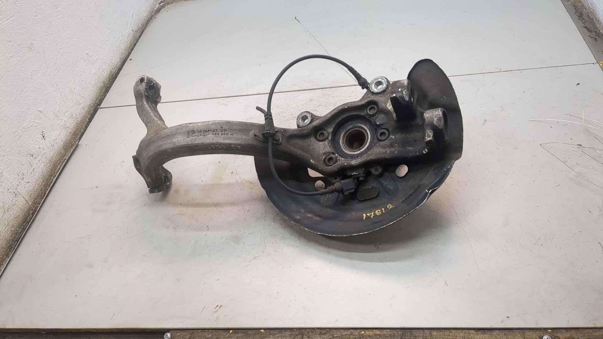 Кулак поворотный передний правый