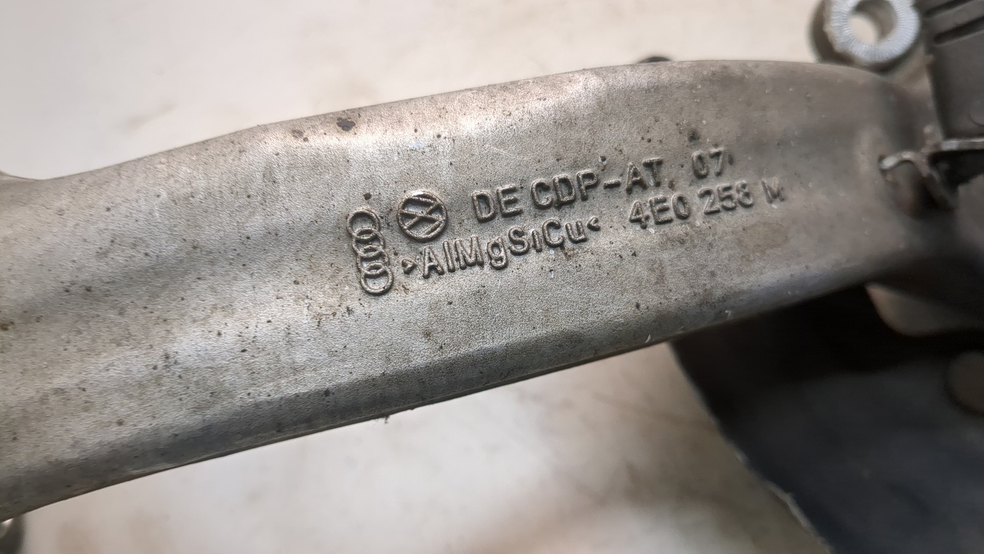 Кулак поворотный передний правый