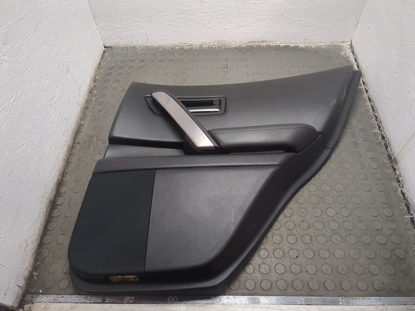 Обшивка двери задней правой