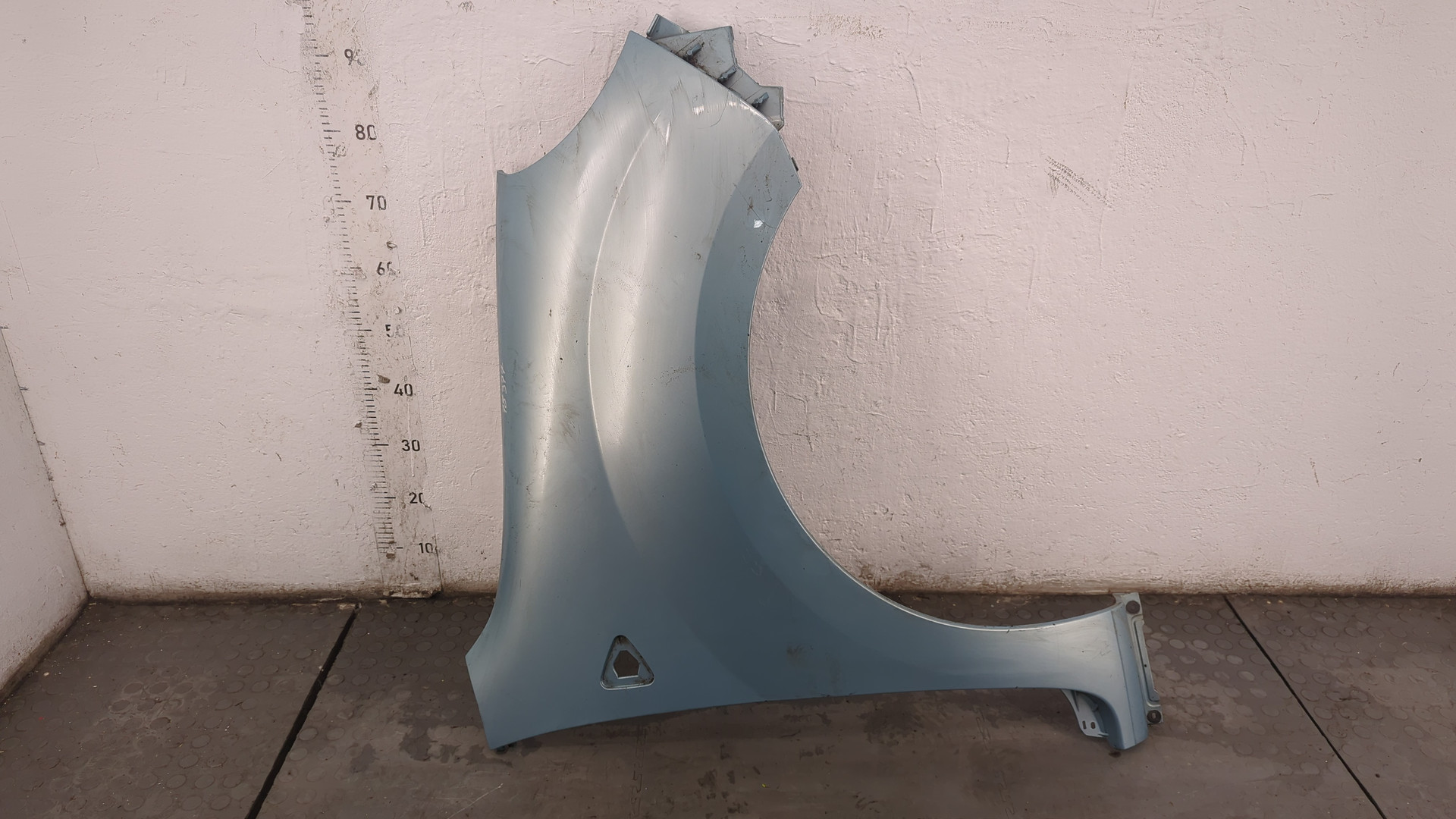 Крыло переднее правое