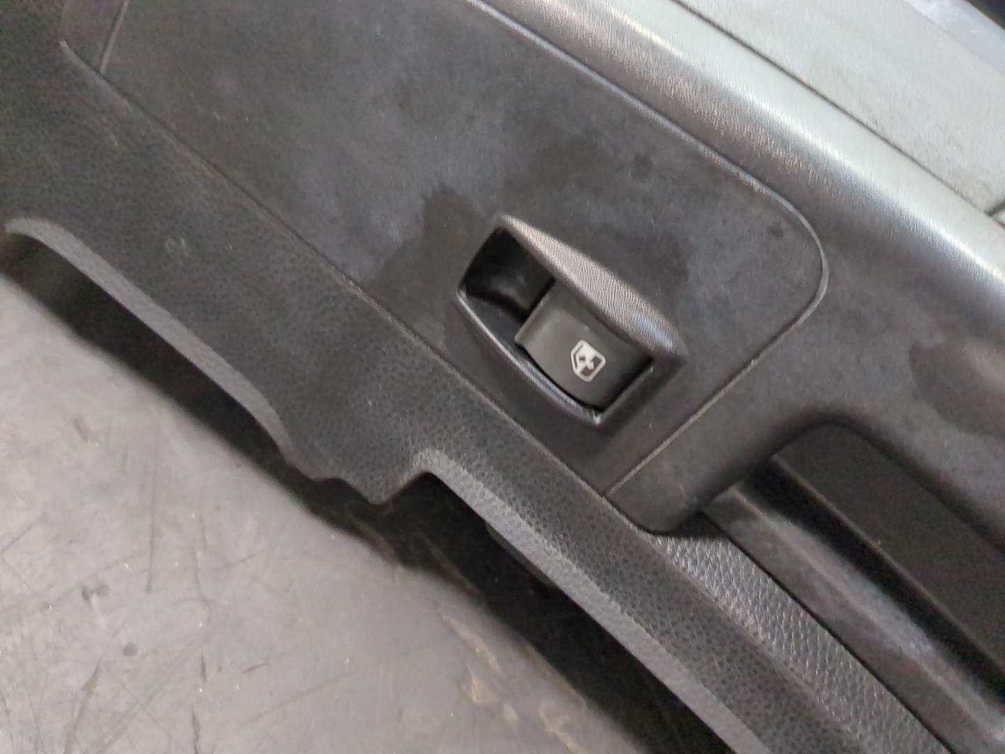 Обшивка двери передней левой