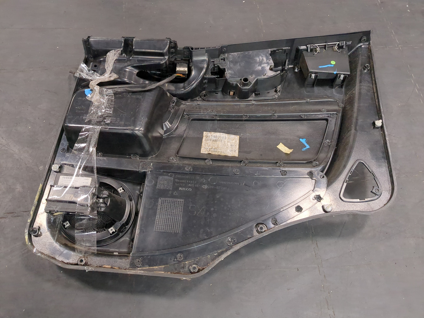 Обшивка двери передней левой