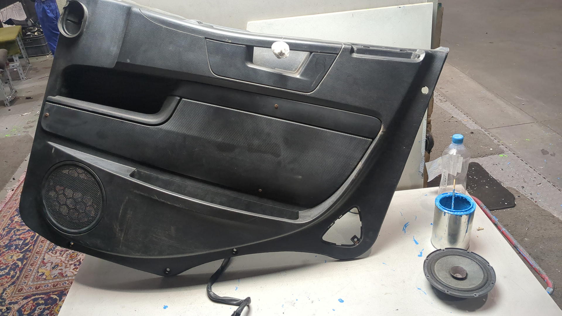 Обшивка двери передней правой