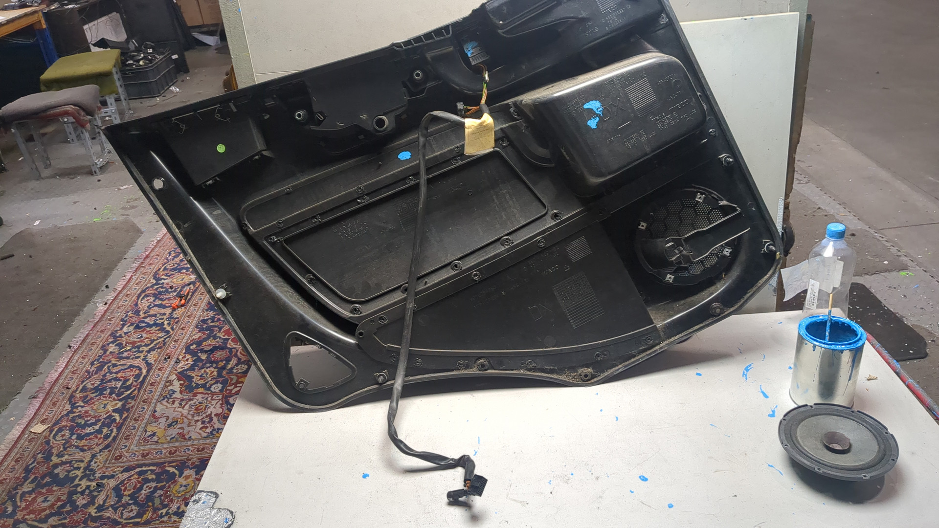 Обшивка двери передней правой