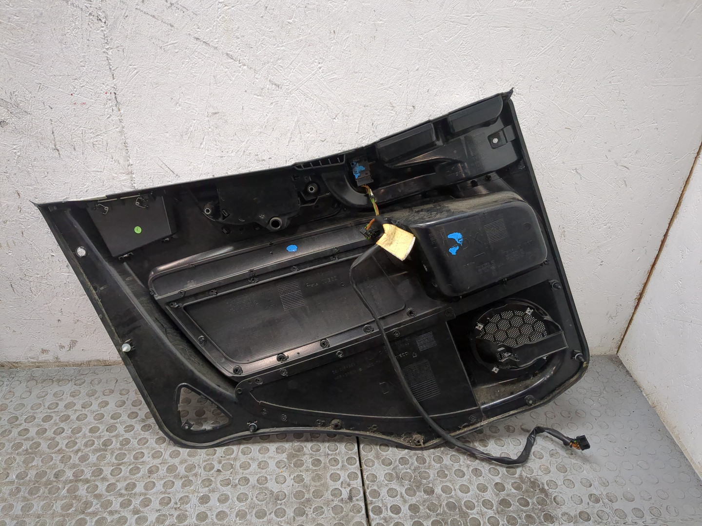 Обшивка двери передней правой