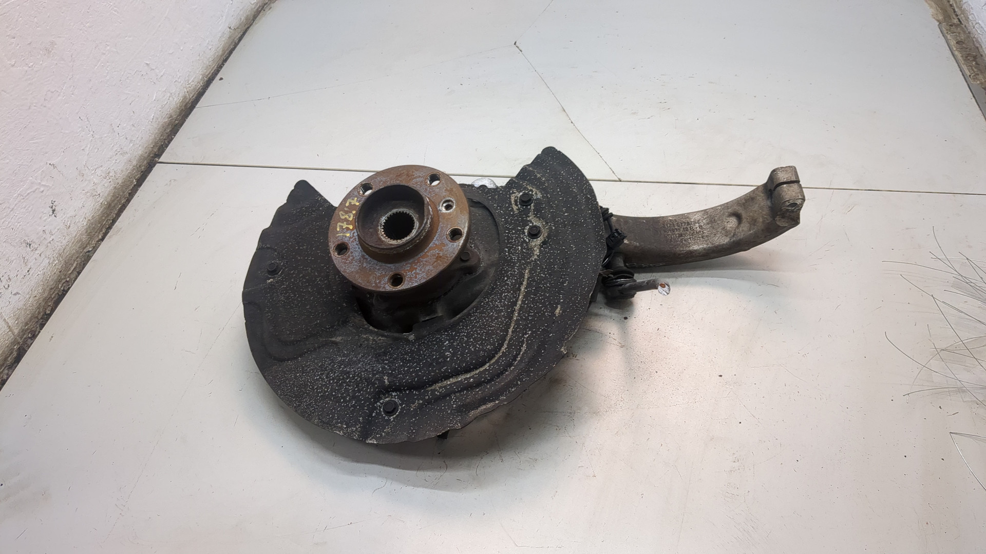 Кулак поворотный передний правый