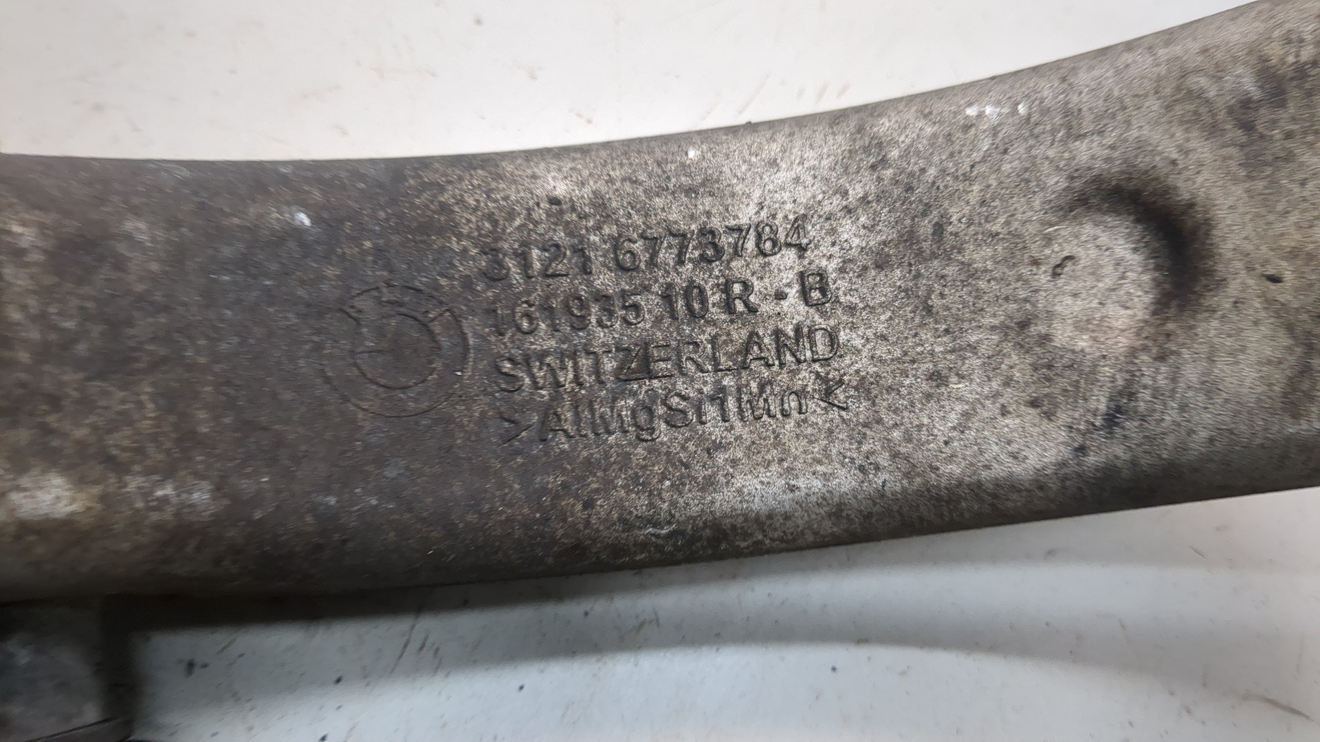 Кулак поворотный передний правый