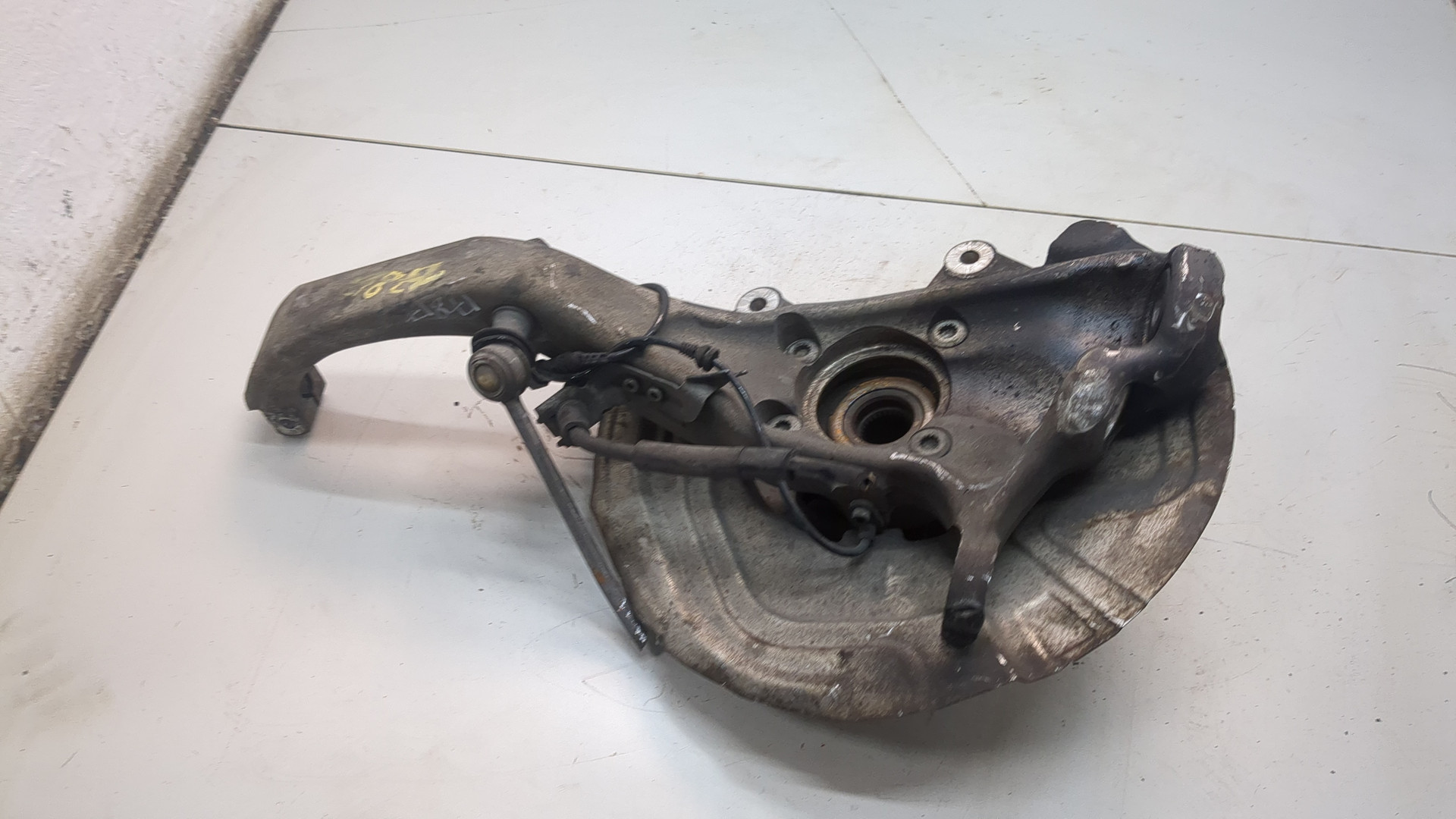 Кулак поворотный передний правый