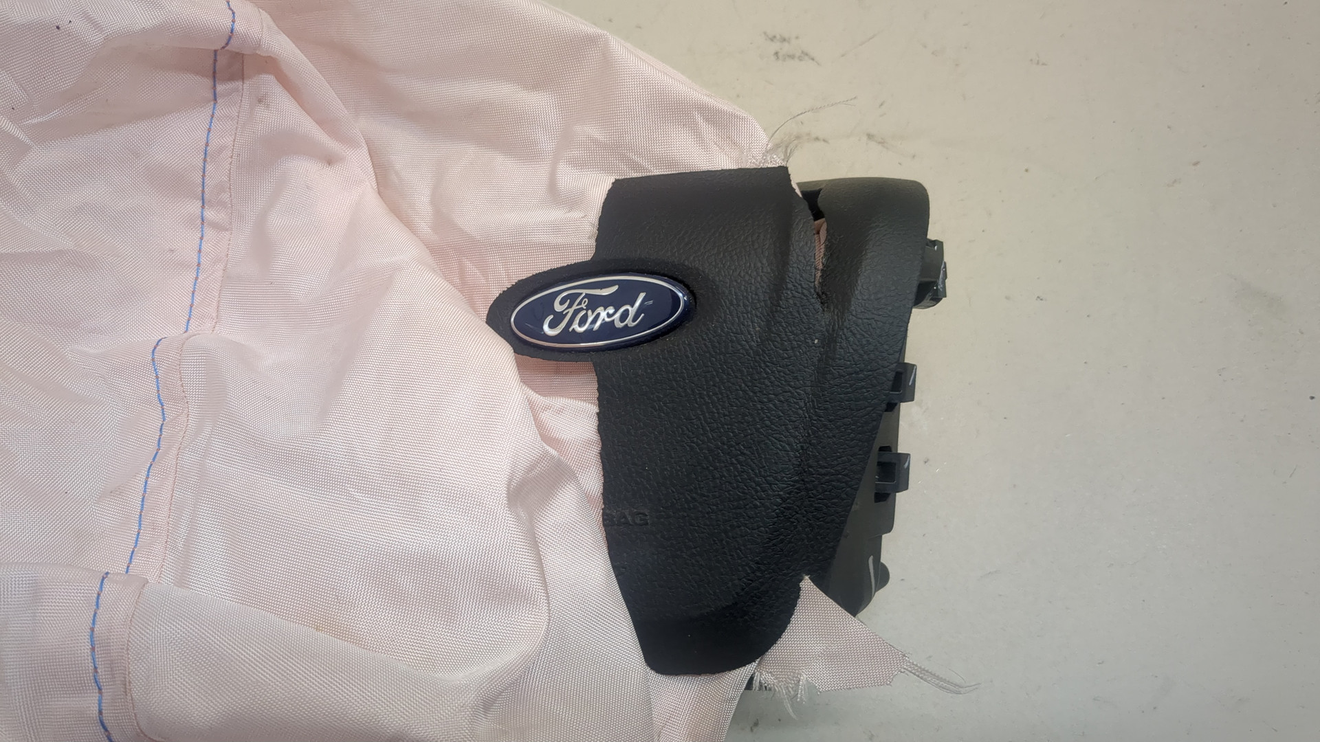 Подушка безопасности в рулевое колесо