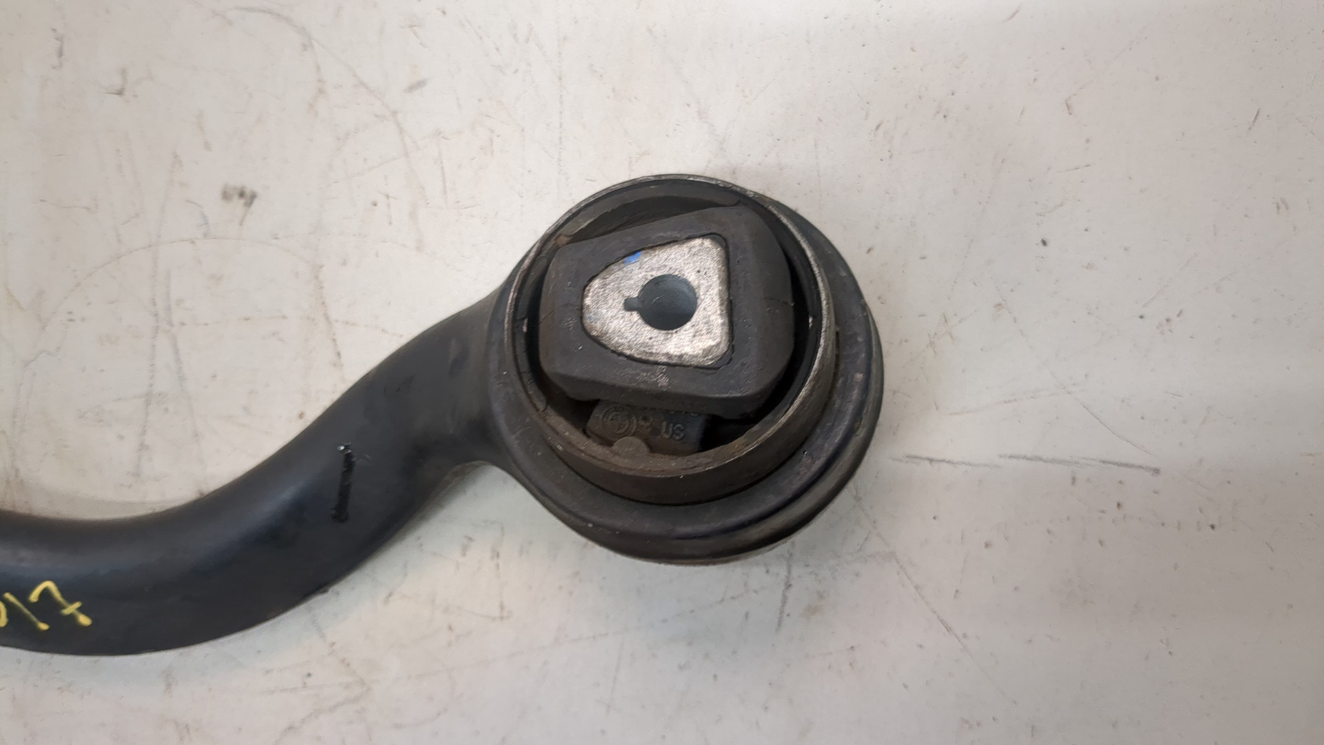 Рычаг передний левый