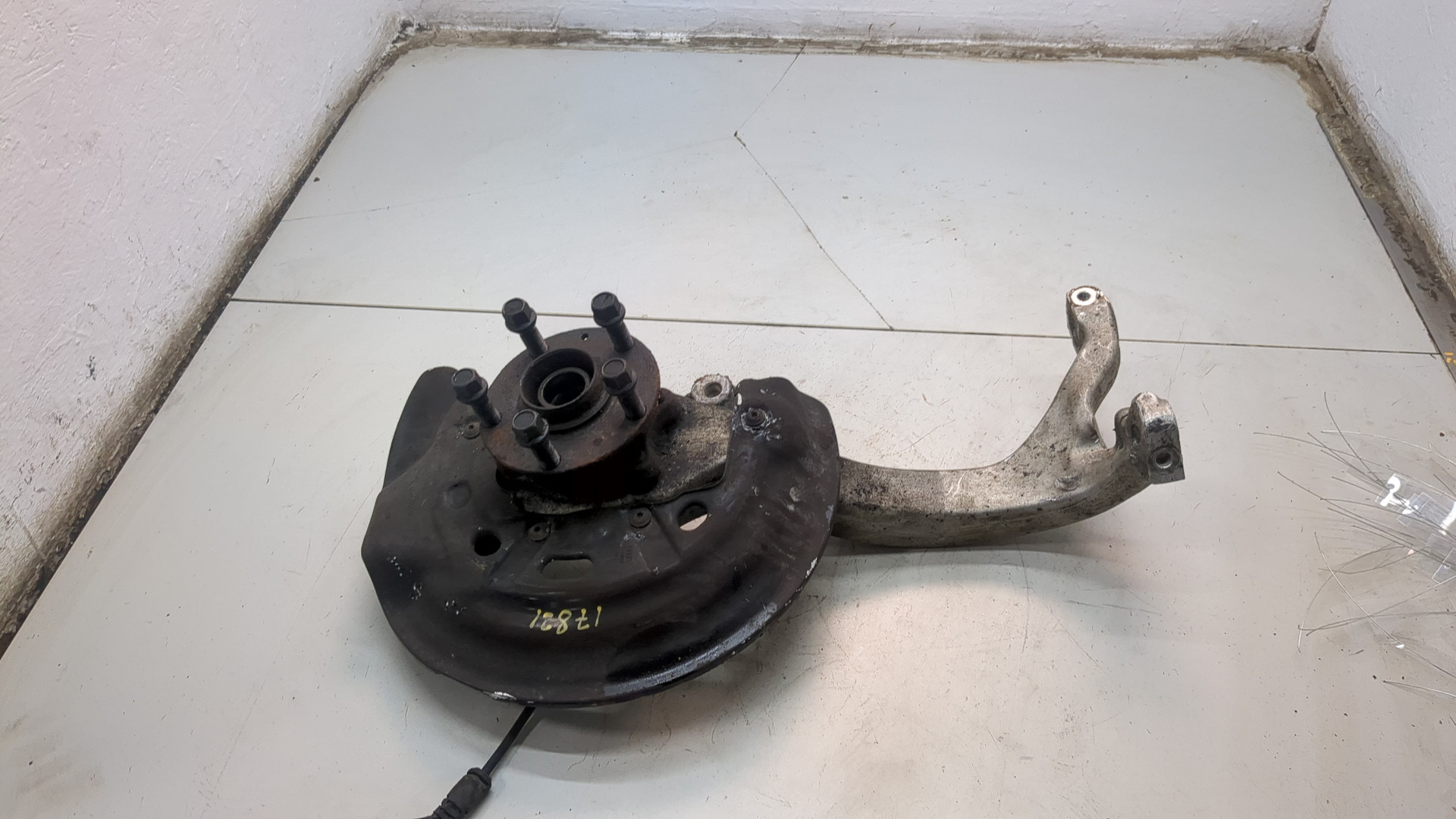 Кулак поворотный передний правый