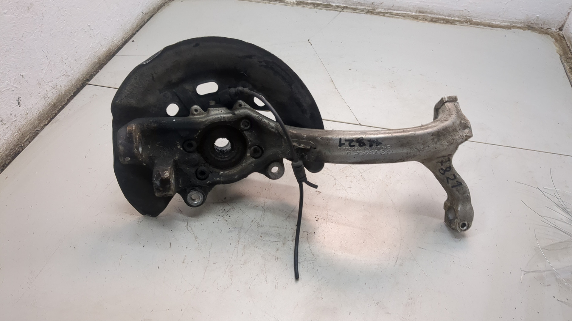 Кулак поворотный передний правый