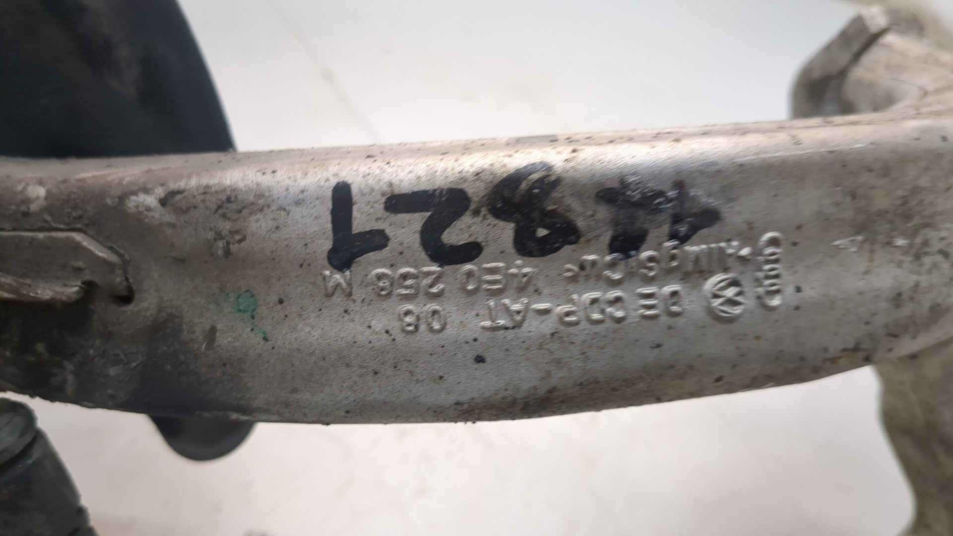 Кулак поворотный передний правый