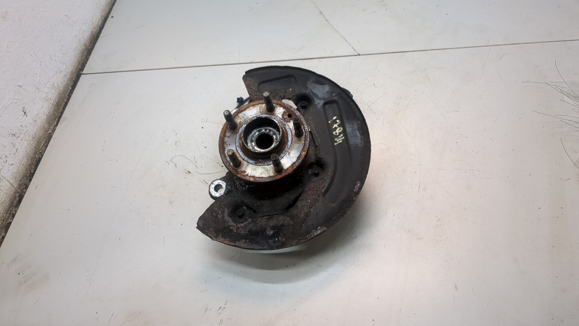 Кулак поворотный передний левый