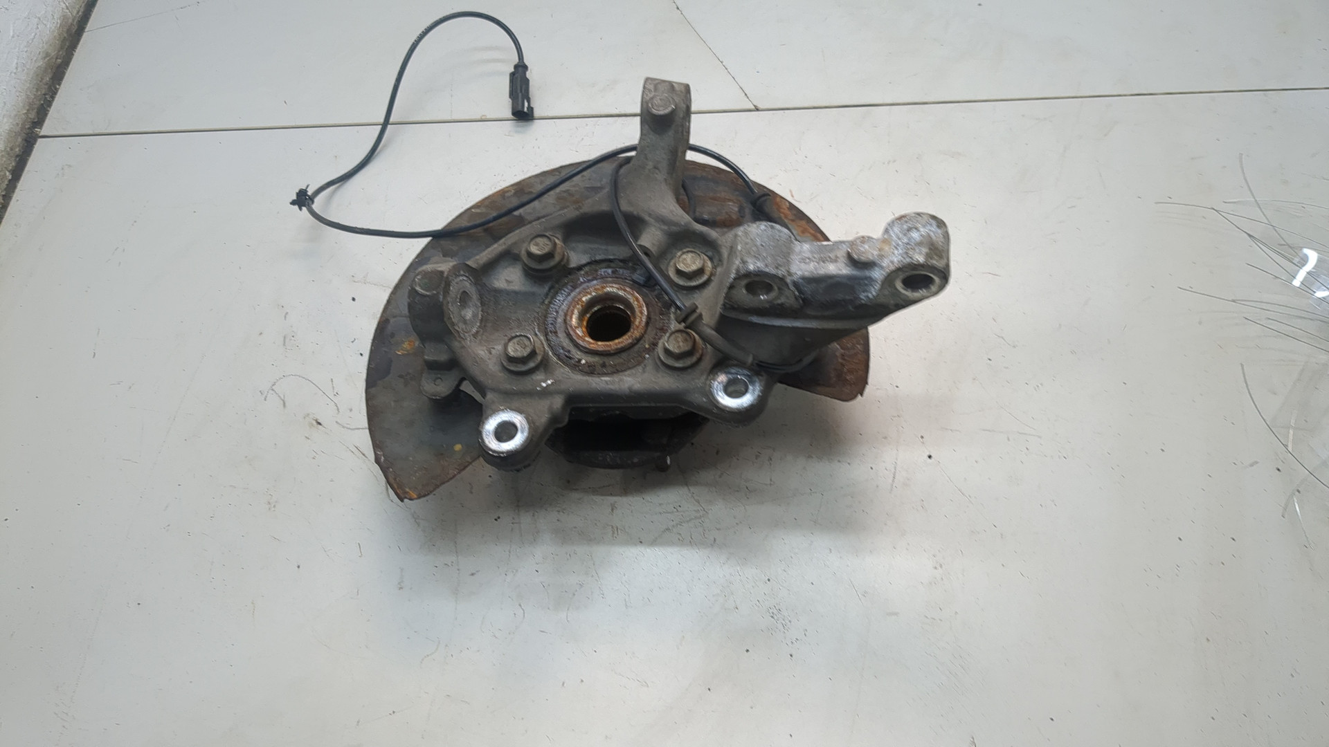 Кулак поворотный передний левый