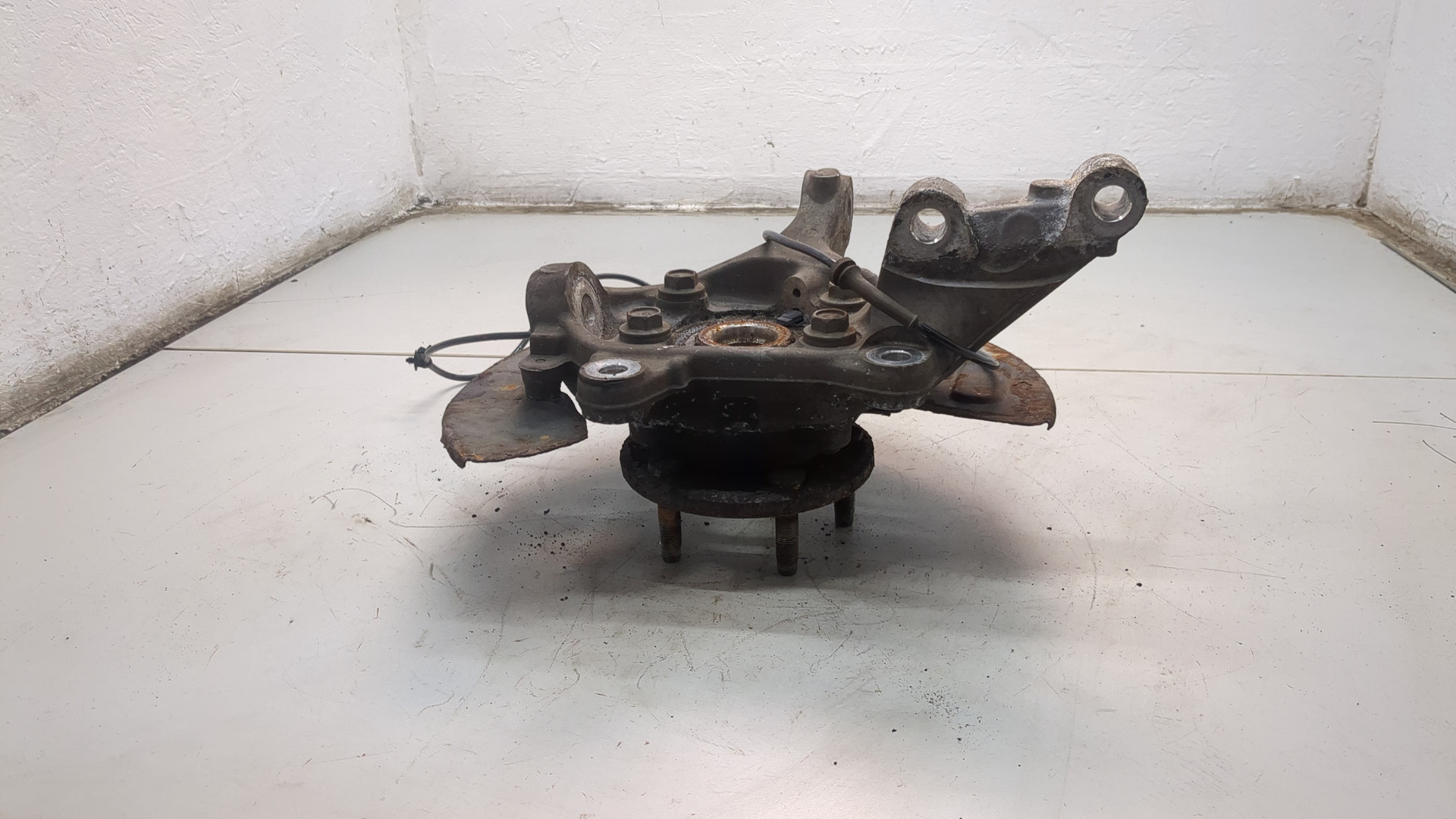 Кулак поворотный передний левый