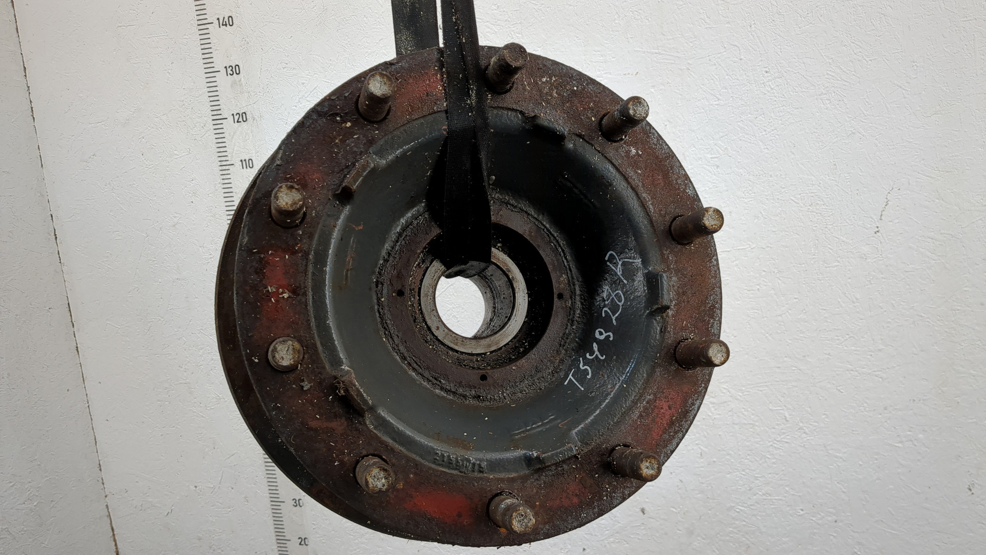 Кулак поворотный передний правый