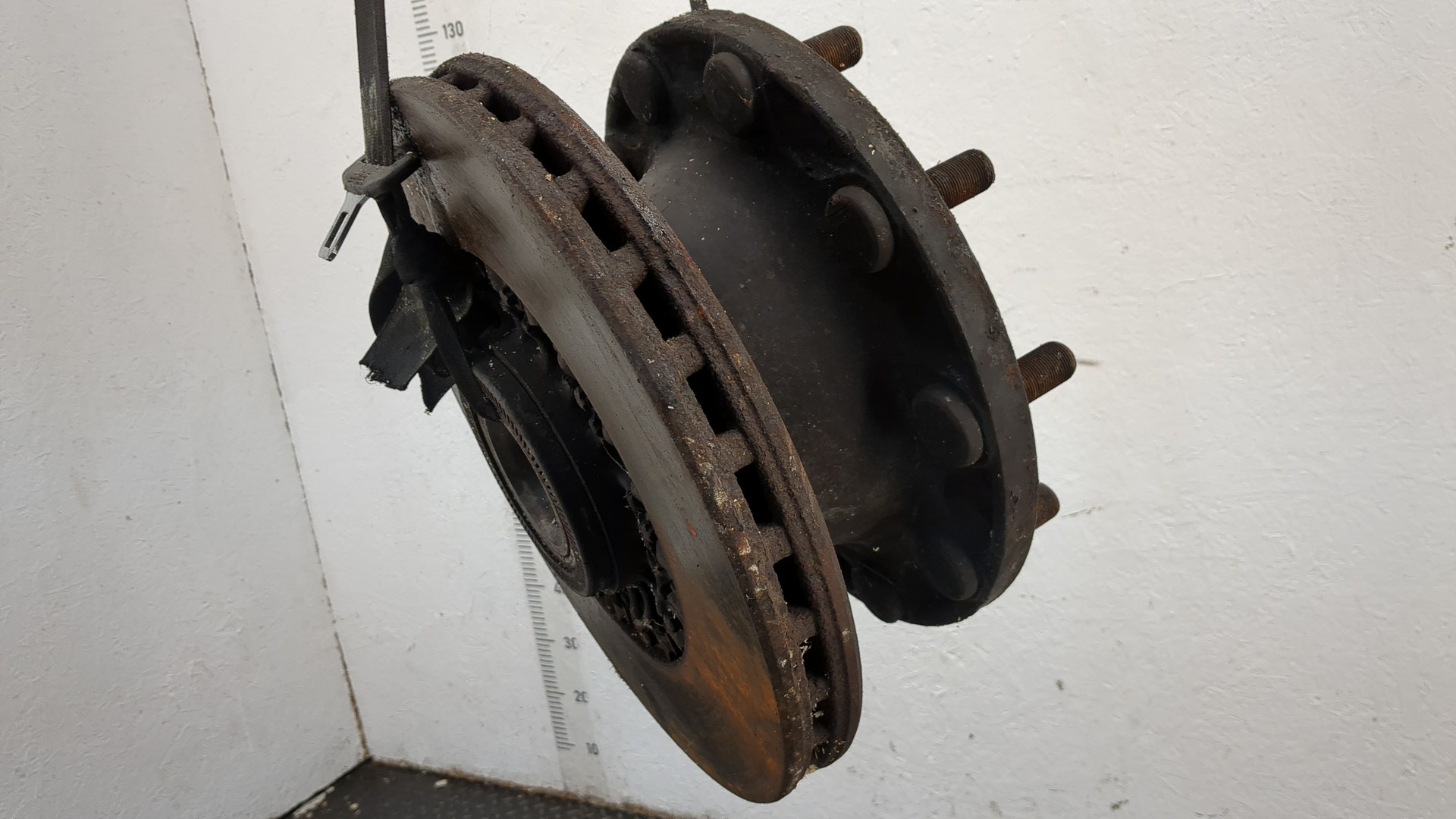 Кулак поворотный передний правый