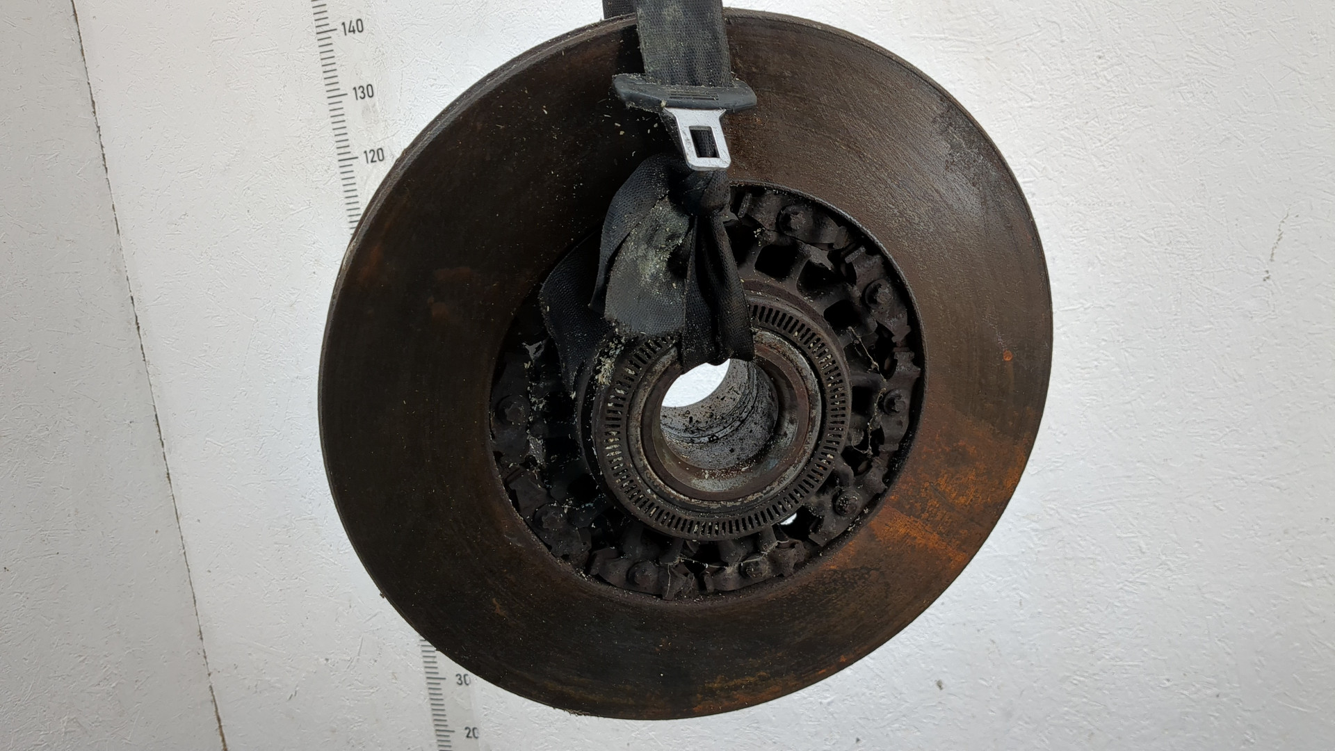 Кулак поворотный передний правый