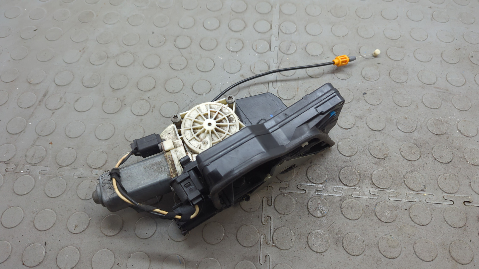 Замок двери задней правой