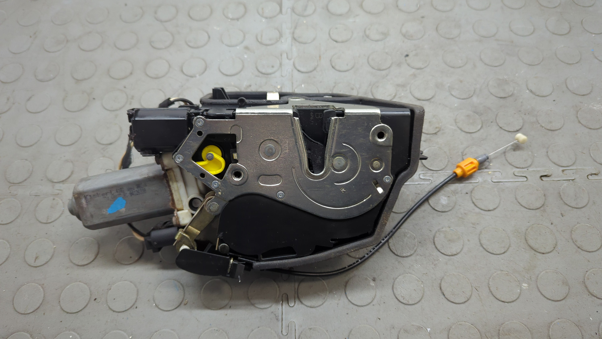 Замок двери задней правой